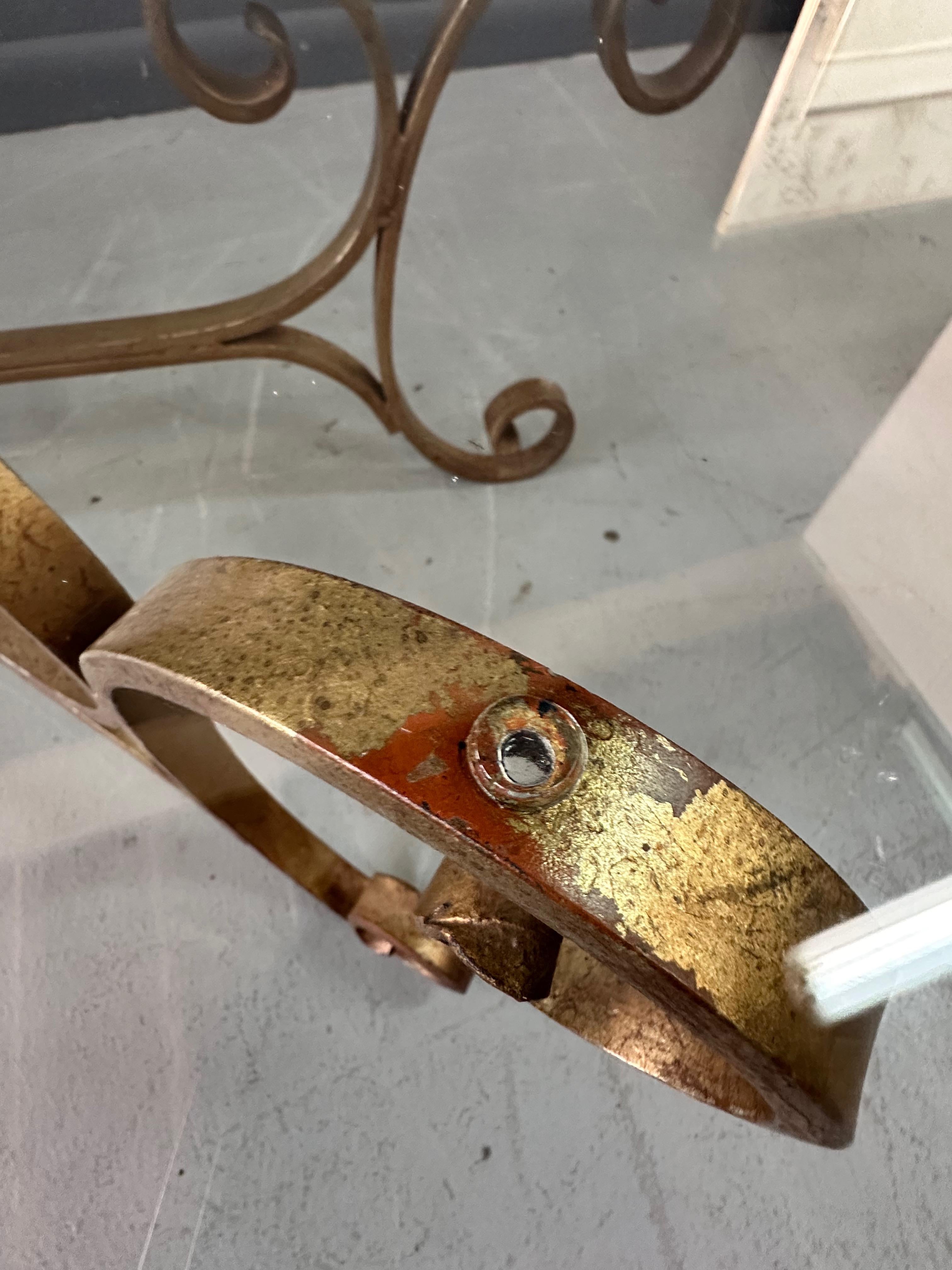 20ième siècle 1970s Gilt Iron Scroll Hollywood Regency Cocktail Table with Curvaceous Legs en vente
