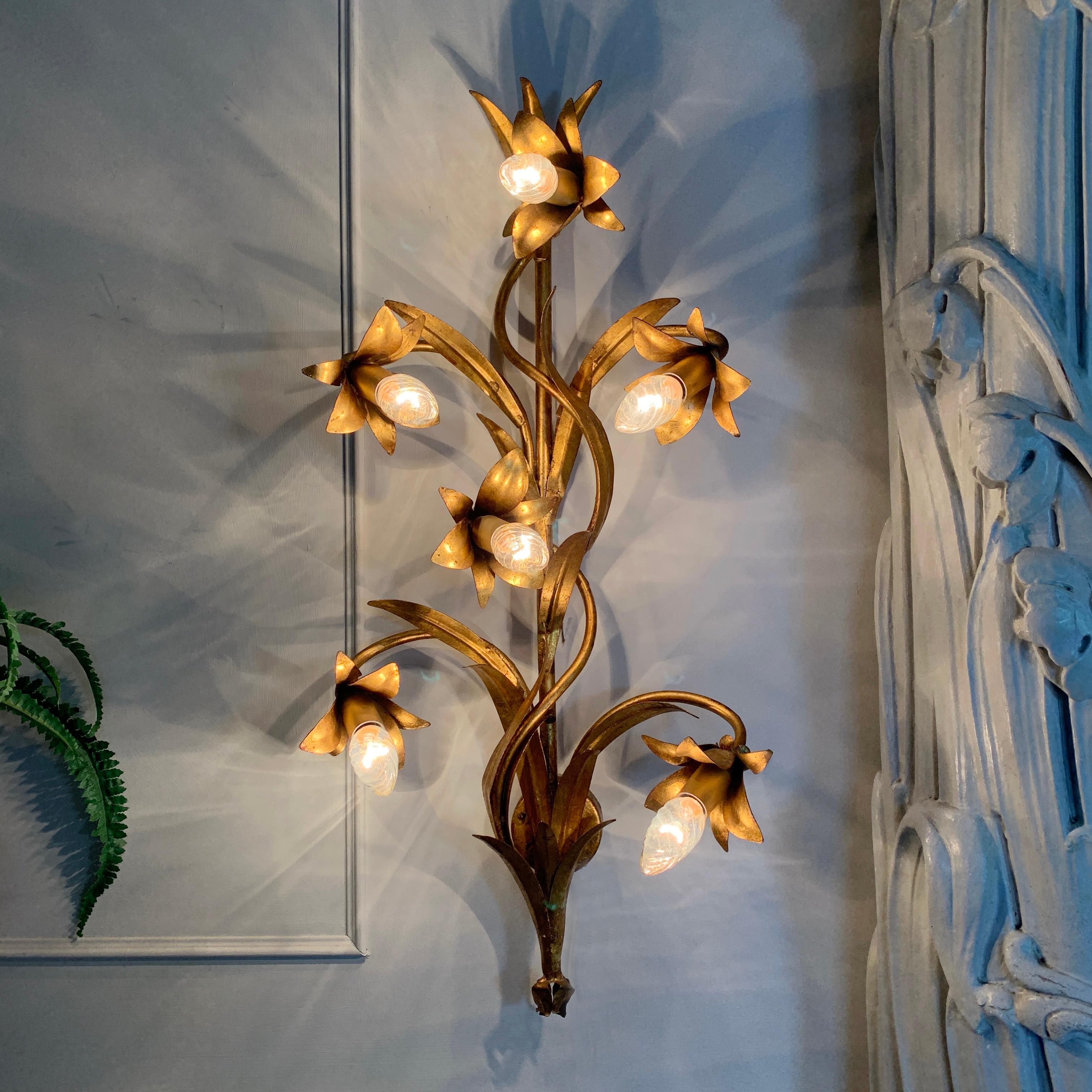 1970's gilt lily wall sconce
Large French wall sconce depicting 6 lily flowers and leaves winding U A central stem
Original gold leaf gilt finish
Measures: 78cm height, 37cm width, 20cm depth, wall rose 8cm
There is a hook at the top of the
