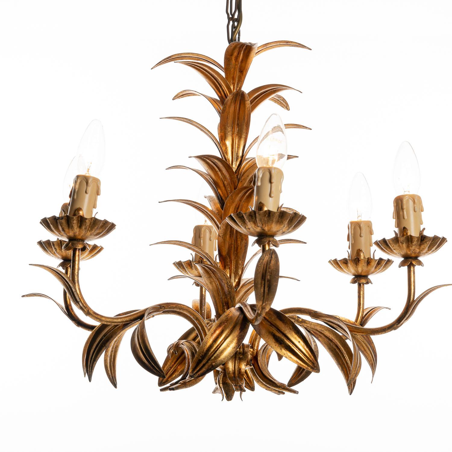 Éclairage iconique en métal doré à feuilles avec six raccords Edison (E14). 
 
