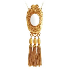 Collana con ciondolo in vetro dorato e latte degli anni '70 con nappe di Pauline Rader