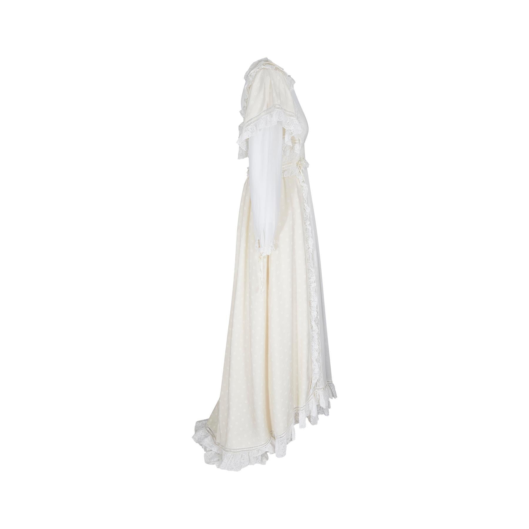 Ein feines und seltenes Kleid aus cremefarbener Seide und Baumwollmousseline von Gina Fratini aus den 1970er Jahren, das die Bohème-Ästhetik sehr gut verkörpert und mit ziemlicher Sicherheit als Hochzeitskleid oder für ein ganz besonderes Ereignis