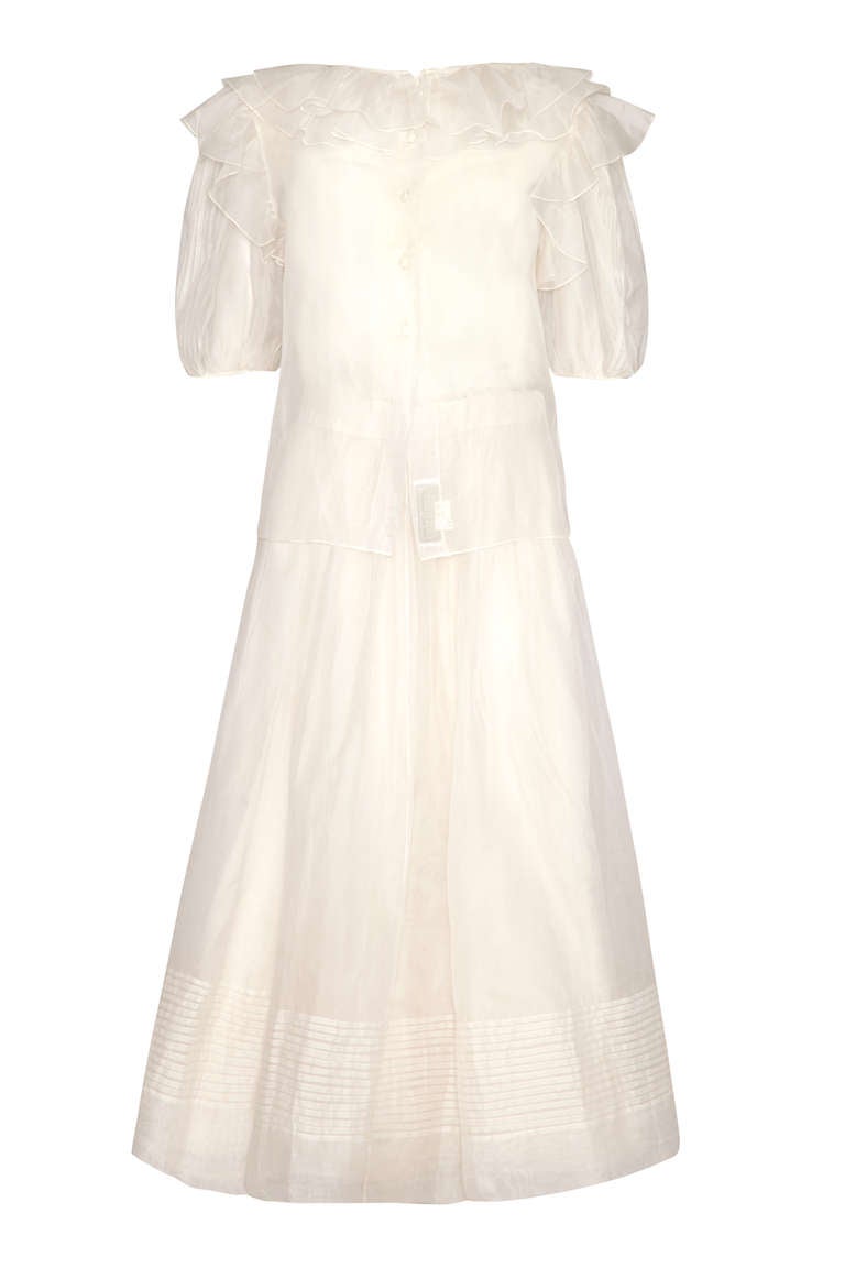 Lovely and summery 1970s white silk organza set from Gina Fratini consisting of a maxi skirt and short-sleeved blouse. The set also comes with a little camisole to wear under the blouse and the skirt is fully lined.  The set features pretty pin
