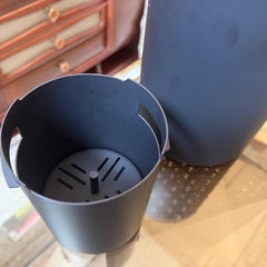 Anni '70: refrigeratore per vino e secchiello per il ghiaccio in metallo nero, attribuibile a Gio Ponti, realizzato da Calderoni