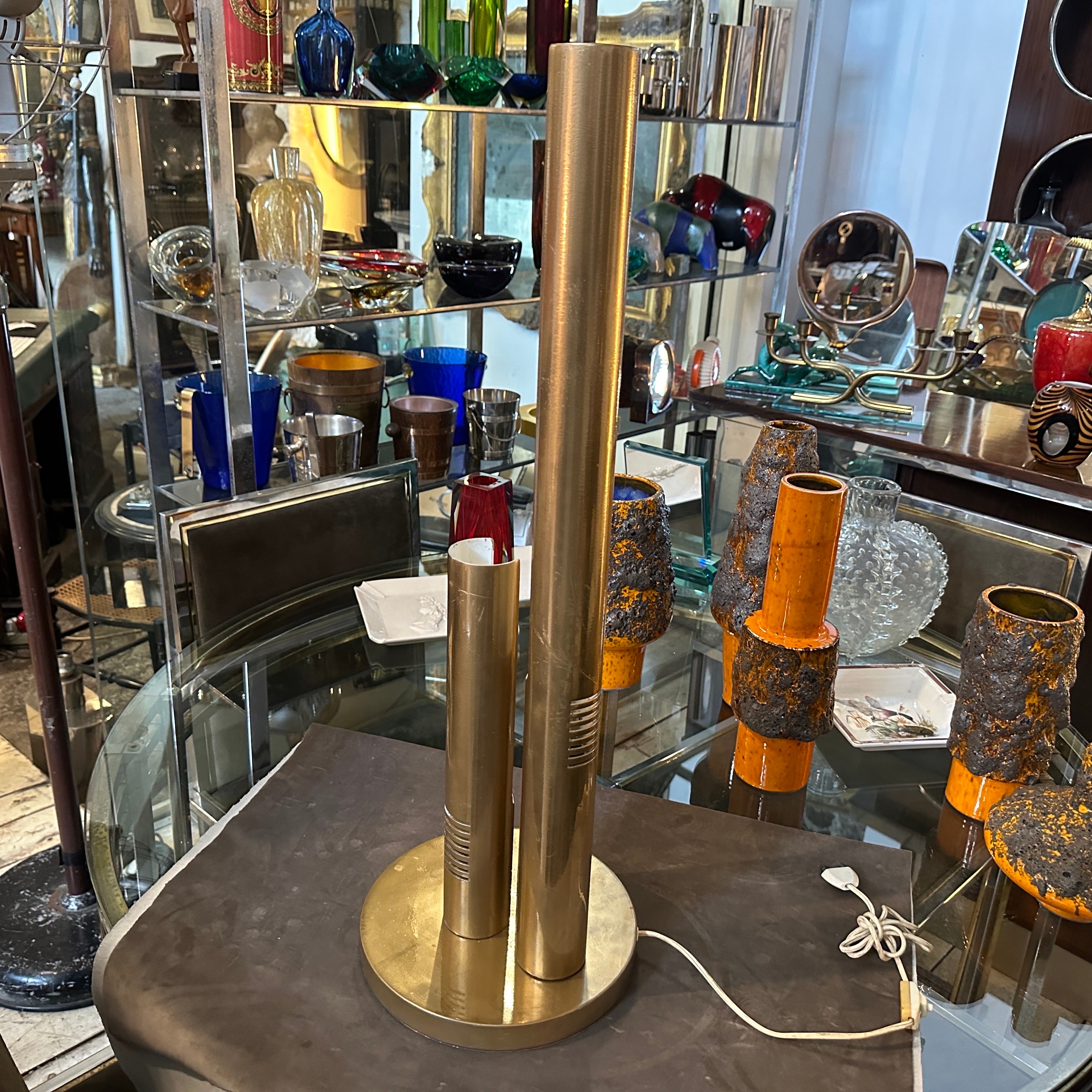 Il s'agit d'une lampe de table de style Gio Ponti des années 1970, de style moderne du milieu du siècle, conçue et fabriquée en Italie. La lampe présente une construction en métal doré avec un design sophistiqué et sculptural. Sa composition est