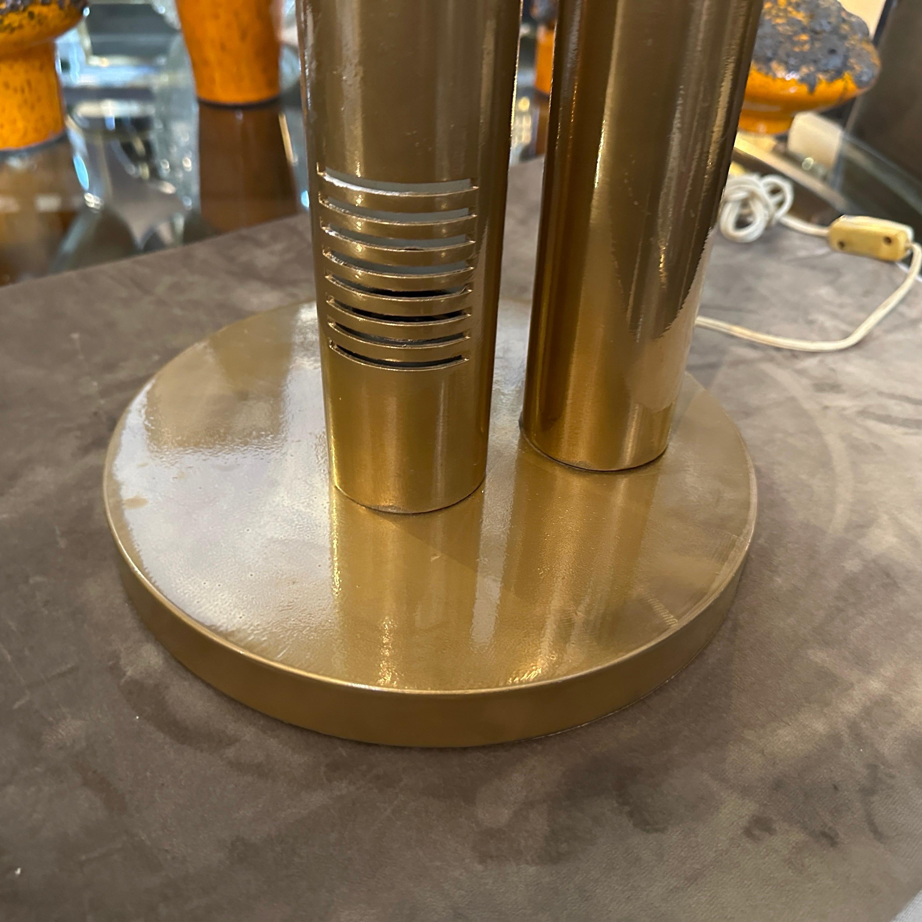 Lampe de bureau italienne en métal doré de style Gio Ponti, mi-siècle moderne, années 1970 Bon état - En vente à Aci Castello, IT