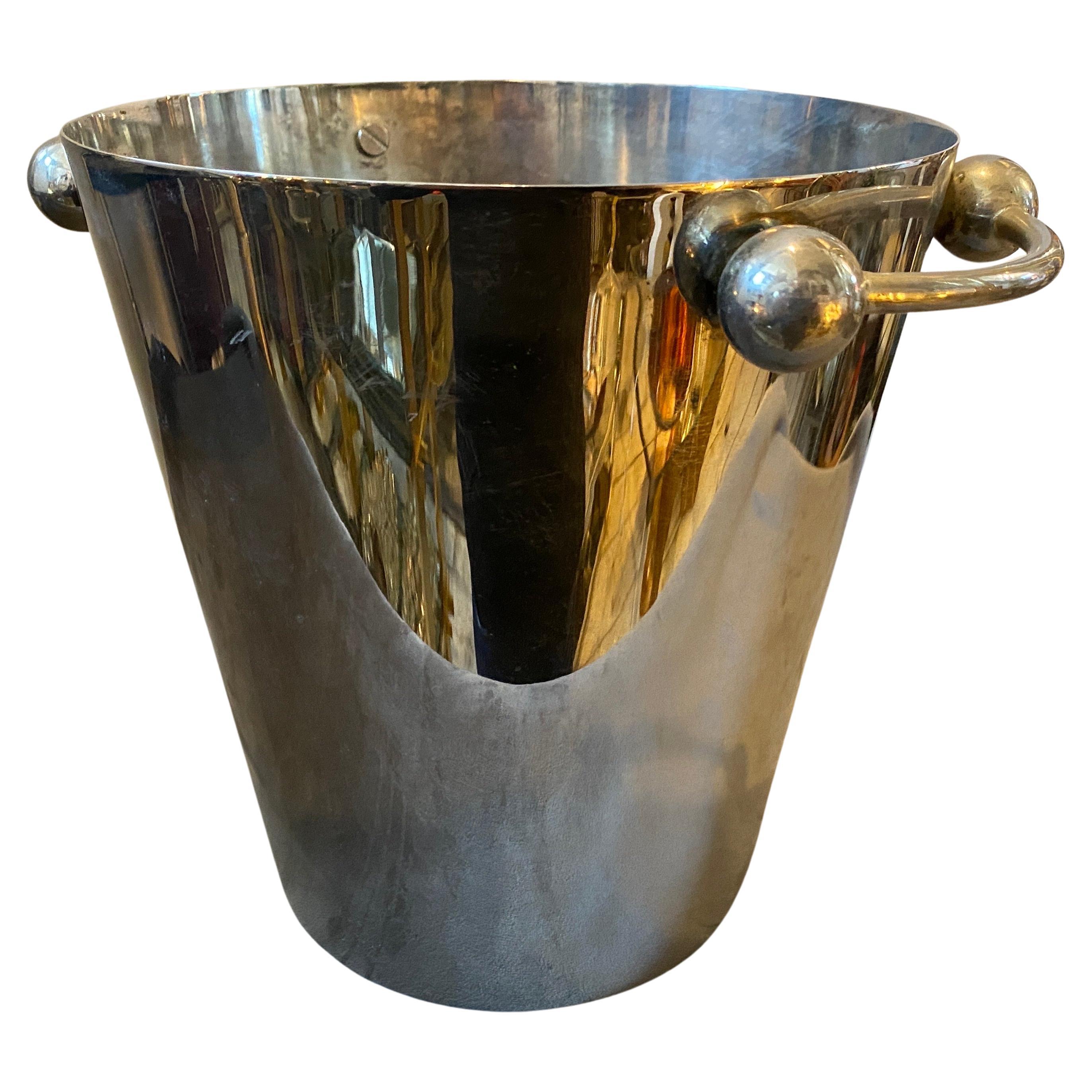 A silver plated wine cooler designed and manufactured in Italy in the Seventies in the style of Giò Ponti. It's in good conditions overall, it has just normal signs of use and age. This Wine cooler exhibit sleek lines, minimalist design, and