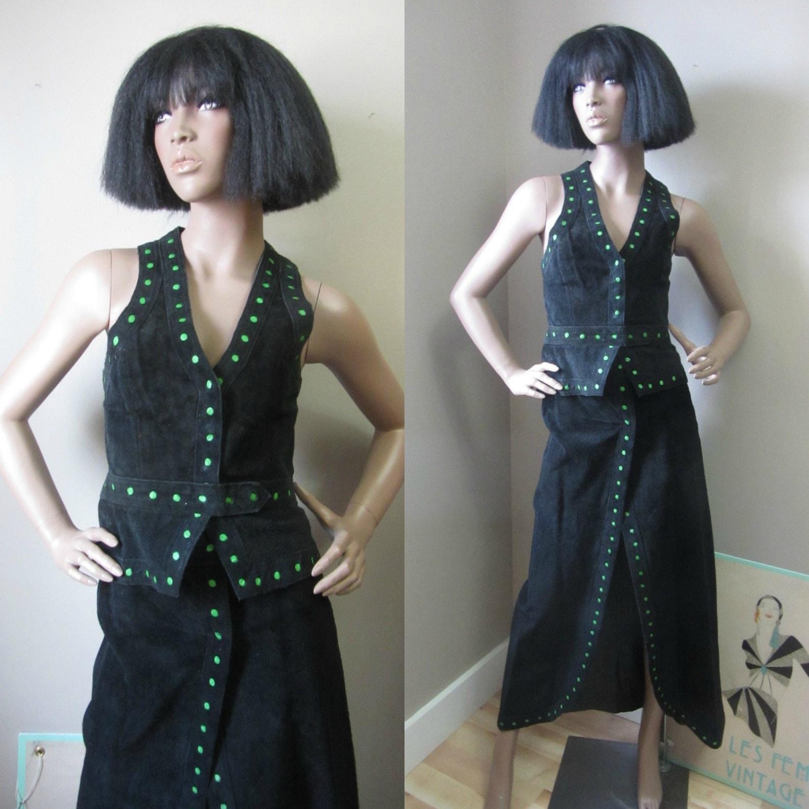 1970s two piece vest and skirt set.
Midnight blue suede & interior leather. Circle cut outs with electric green leather 