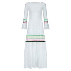1970s Giorgio di Sant' Angelo White Crochet Maxi Dress with Ribbon (Robe longue en crochet blanc avec ruban)