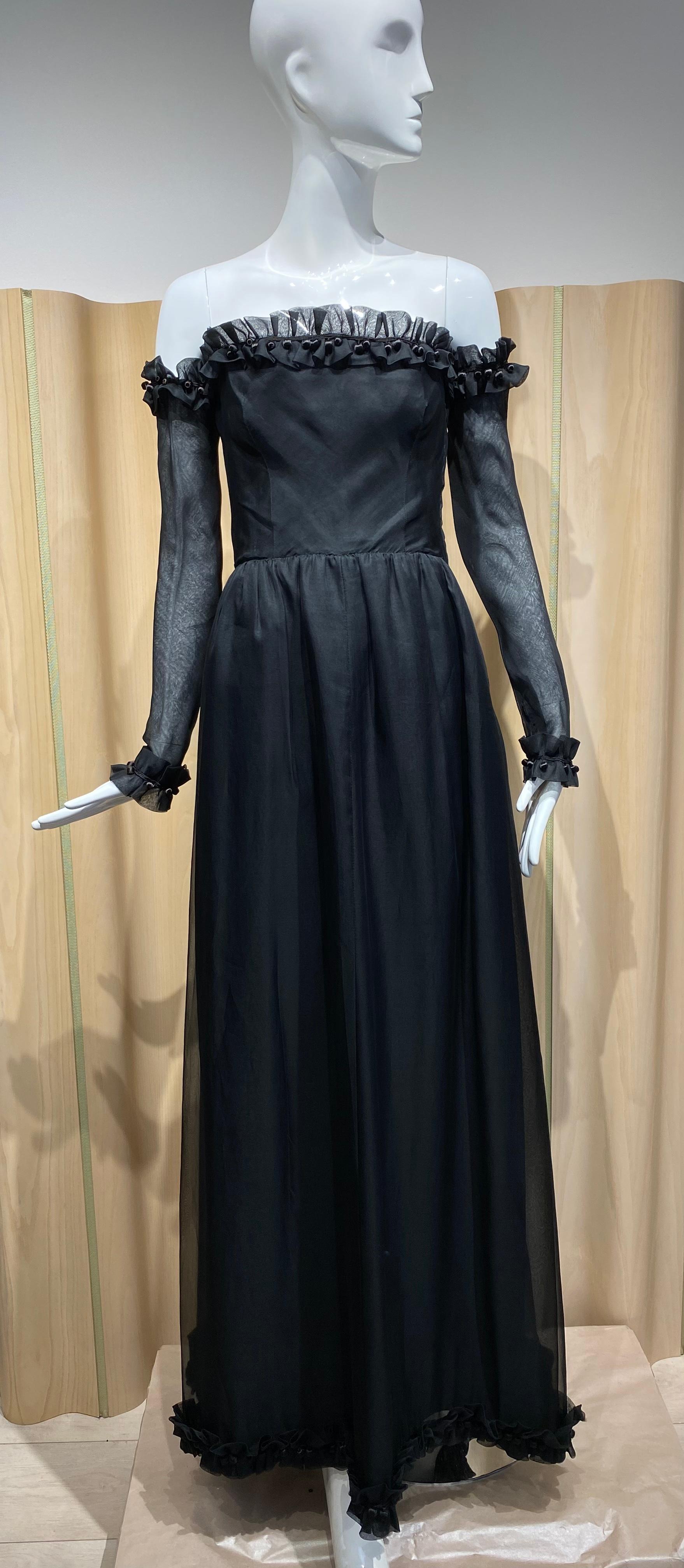 GIVENCHY Robe en organza de soie noire sans bretelles avec manches détachables, années 1970 en vente 6