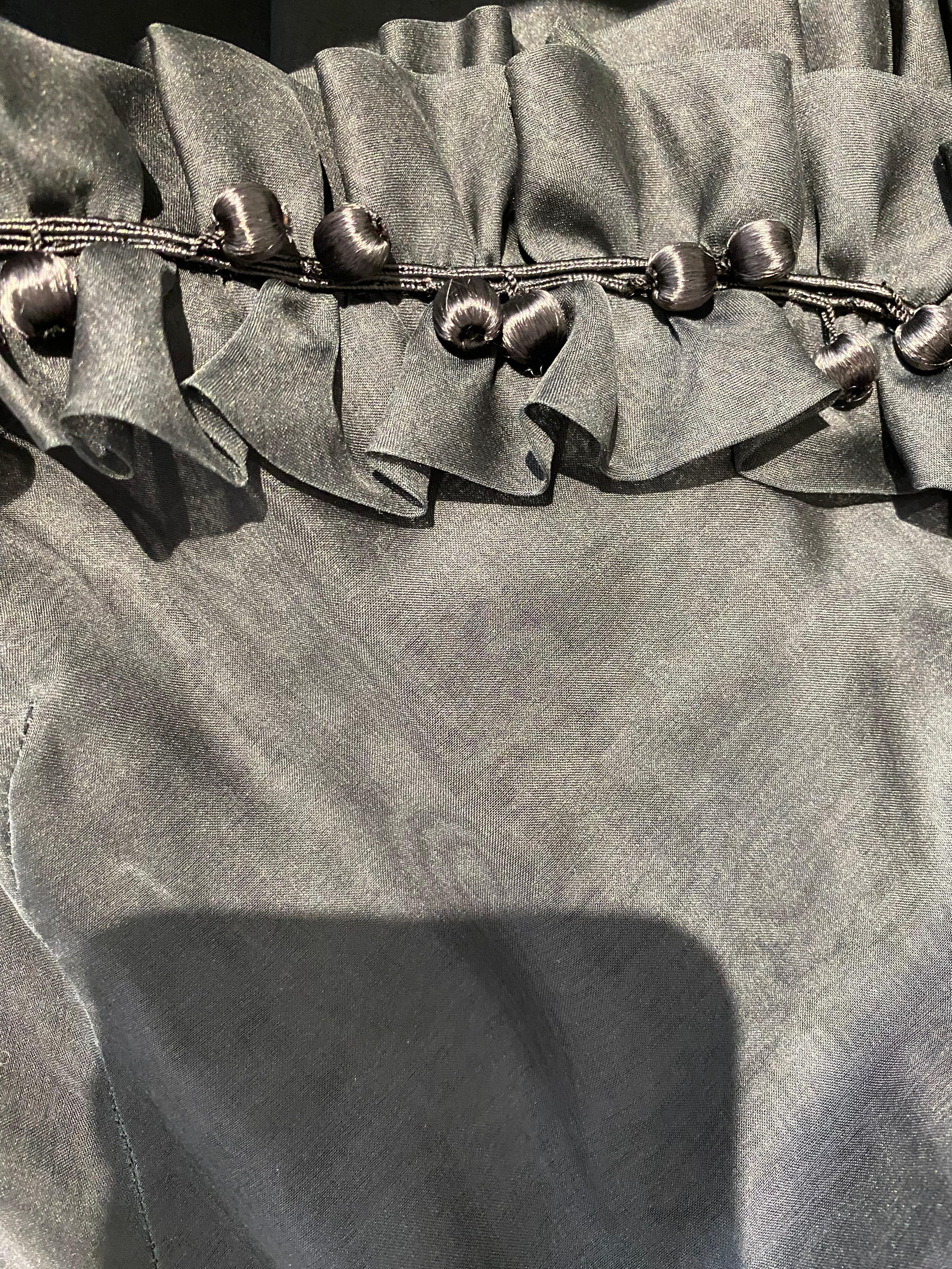GIVENCHY Robe en organza de soie noire sans bretelles avec manches détachables, années 1970 en vente 1