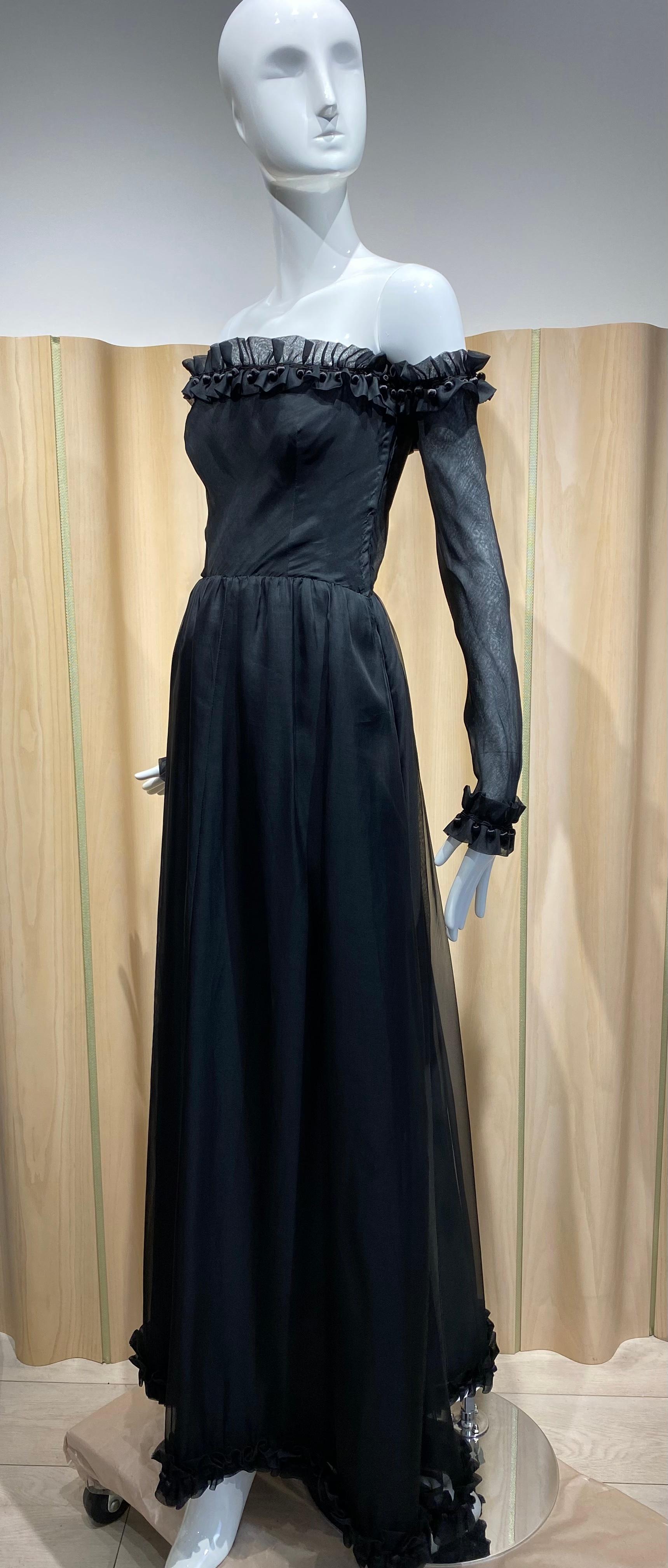 GIVENCHY Robe en organza de soie noire sans bretelles avec manches détachables, années 1970 en vente 3