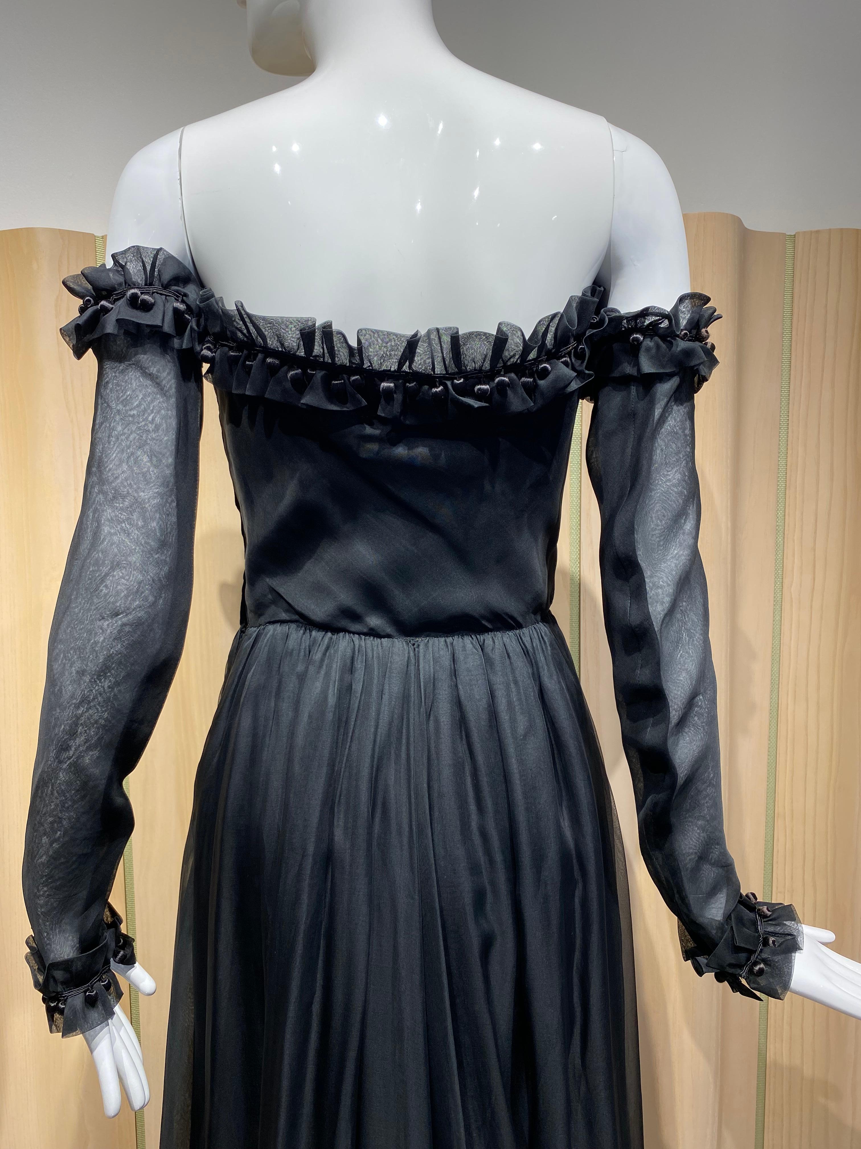 GIVENCHY Robe en organza de soie noire sans bretelles avec manches détachables, années 1970 en vente 4
