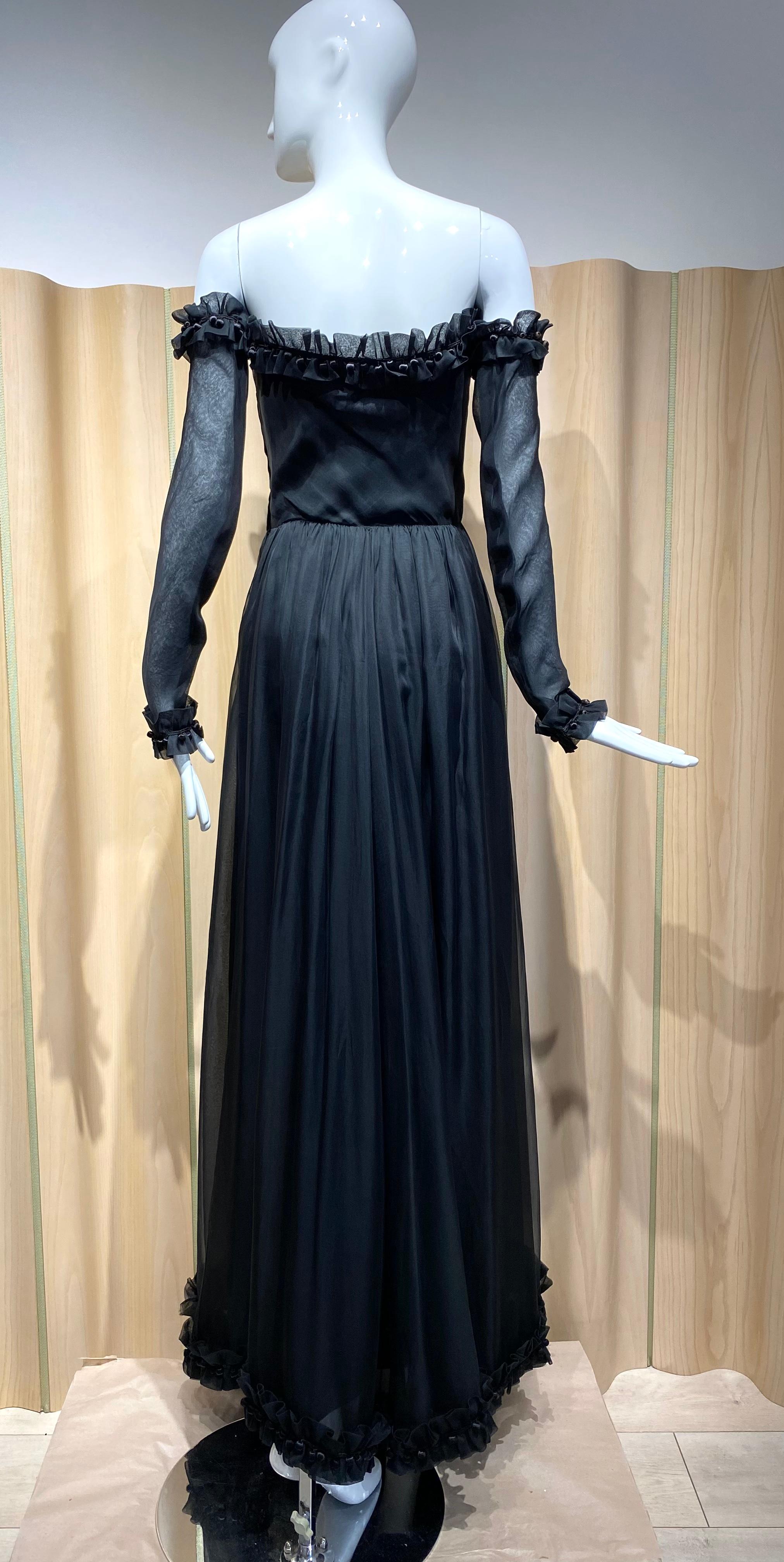 GIVENCHY Robe en organza de soie noire sans bretelles avec manches détachables, années 1970 en vente 5