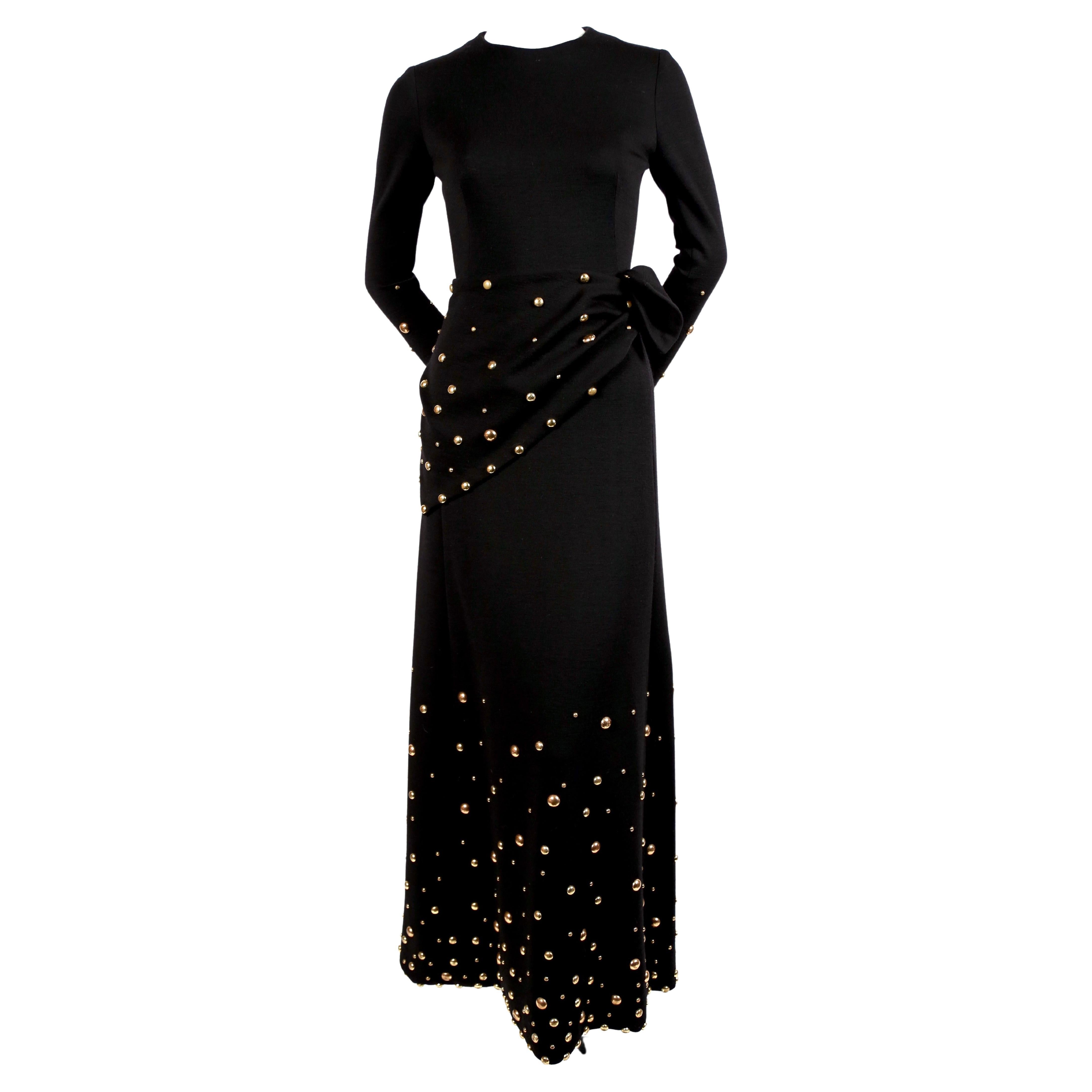 Exceptionnelle robe longue en jersey de laine noir de jais avec clous dorés et écharpe assortie, créée par Givenchy dans les années 1970. La robe convient à une taille 2 ou 4. Mesures approximatives : 15