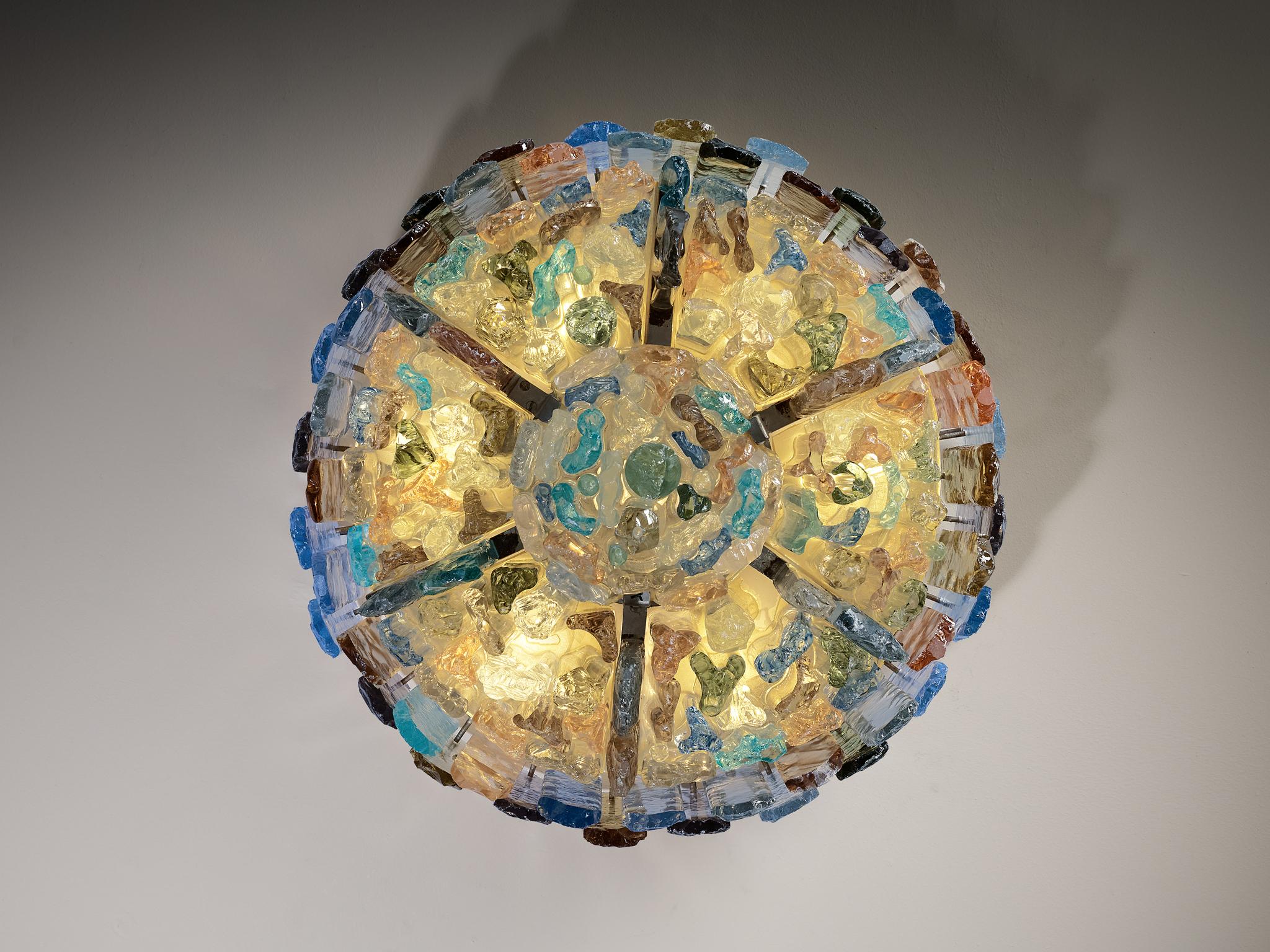 1970s Glamorous Guido Polloni Chandelier in Colored Glass (Messing) im Angebot