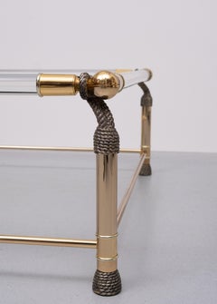 Regency hollywoodiano di grande fascino degli anni '70  Tavolino in vetro, ottone e acrilico