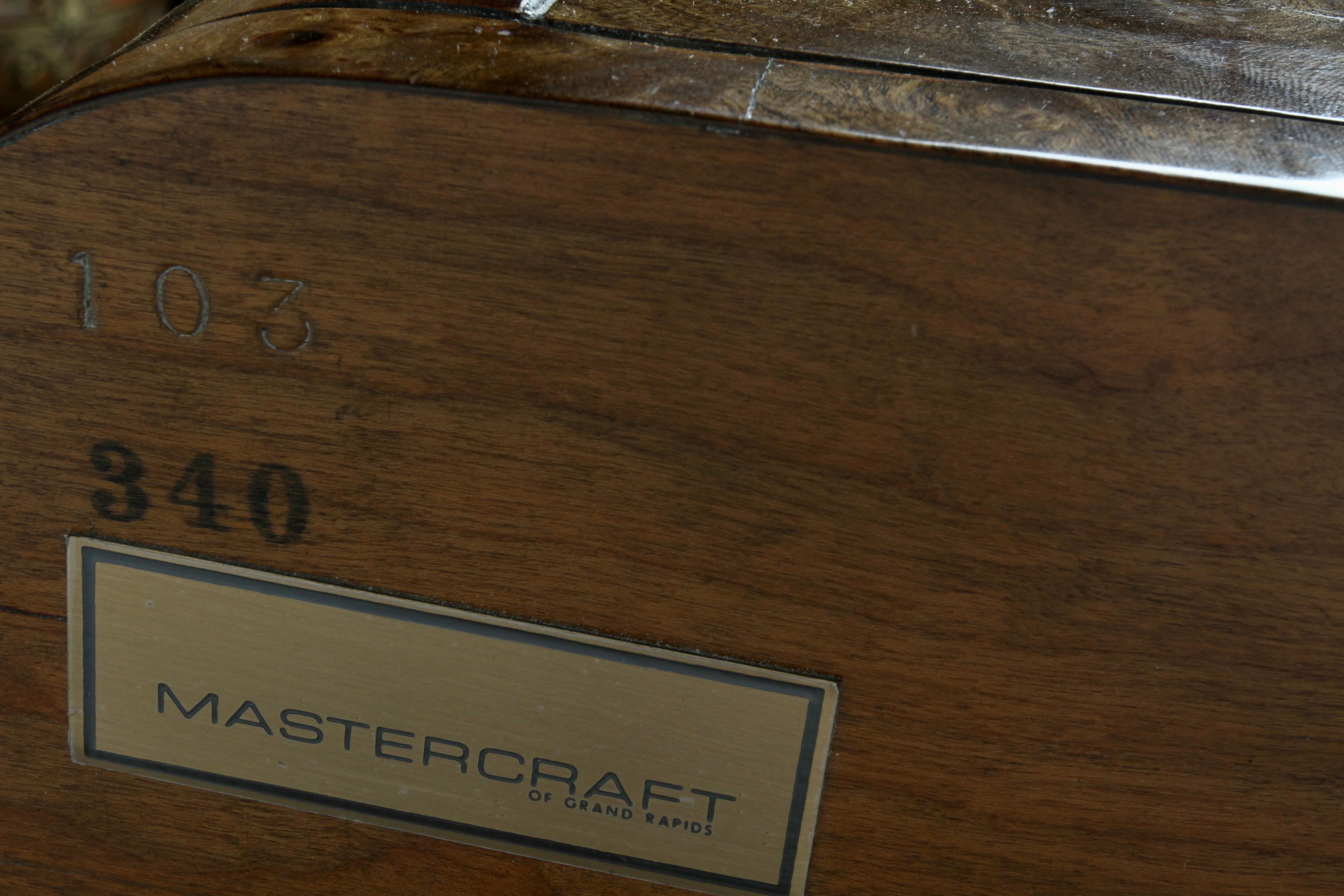 Robe à 9 tiroirs Glamours Mastercraft des années 1970 en orme brossé incrusté de laiton - clé grecque  en vente 8