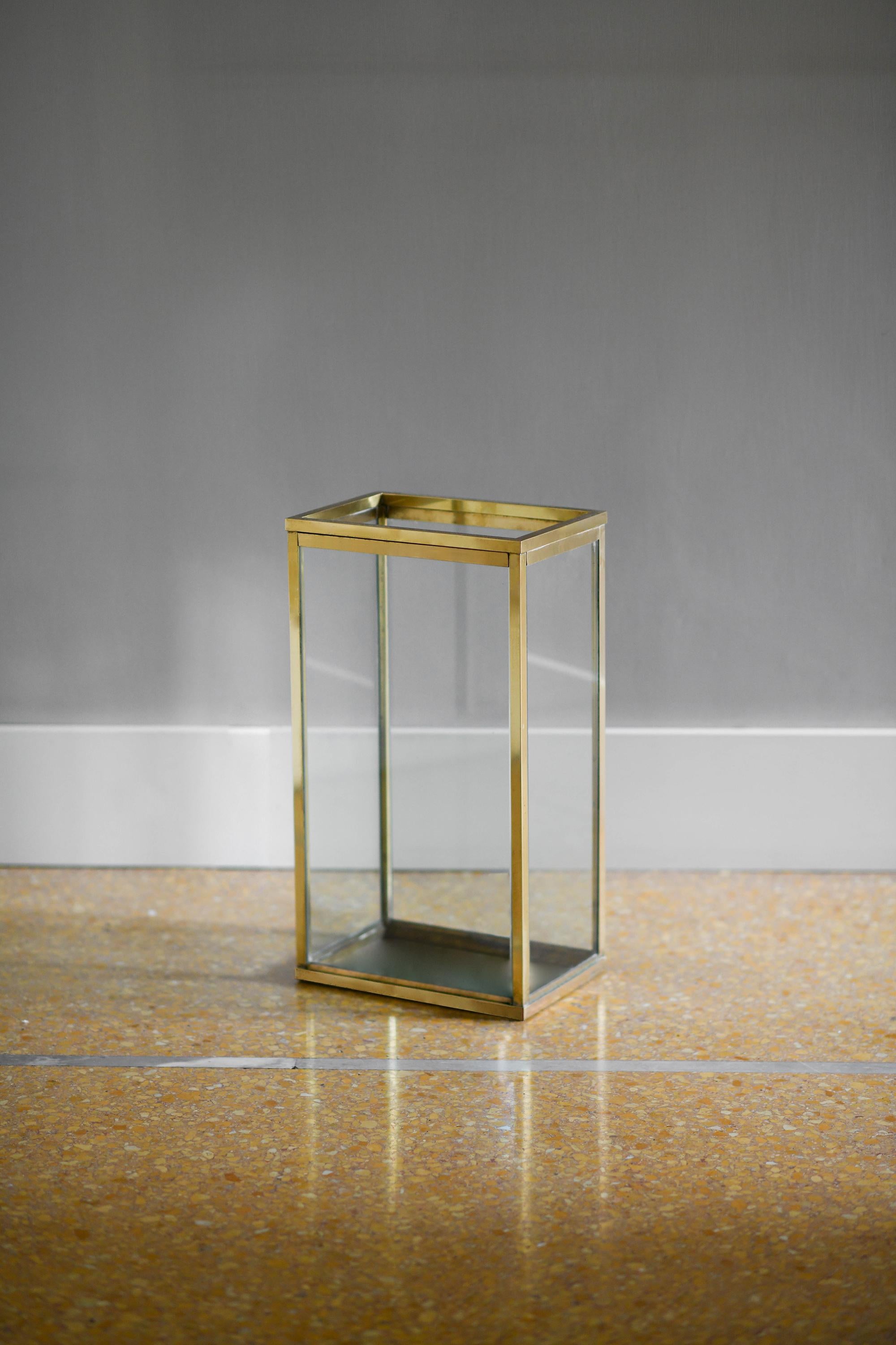 1970s Glass and Brass Umbrella stand
Product Details
Dimensions: 30L x 54H x 20D cm
Italian production from the 70s.
