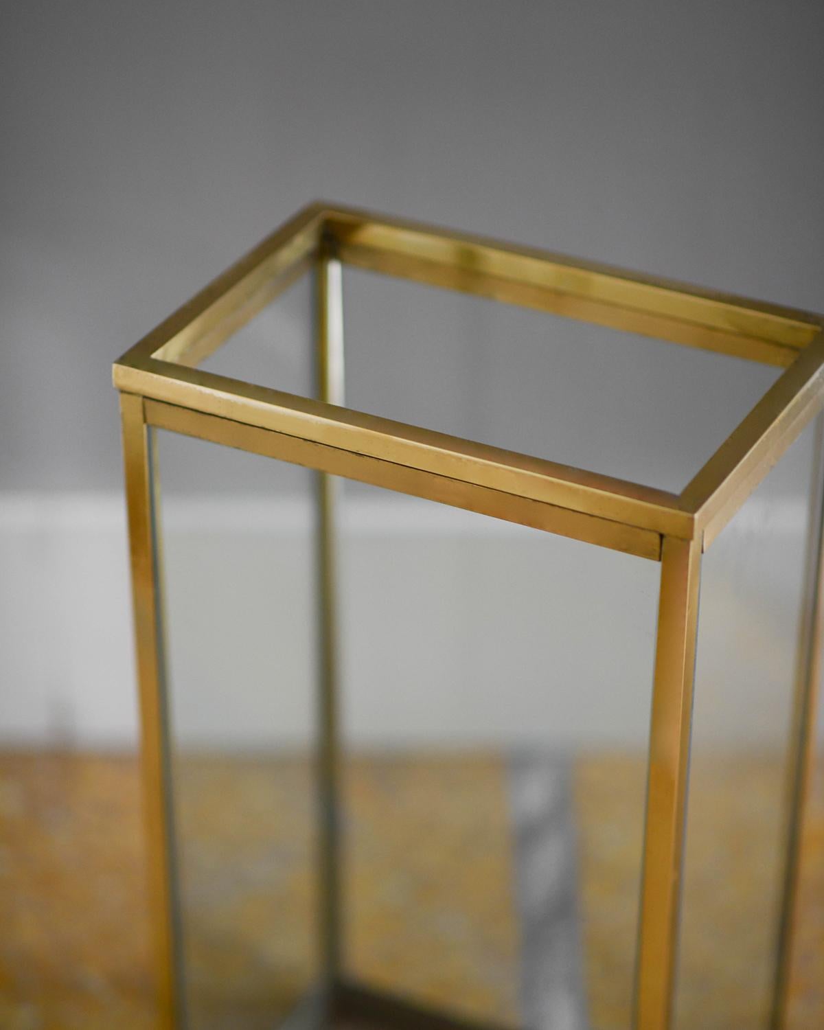 1970s Glass and Brass Umbrella Stand In Good Condition For Sale In Roma, RM