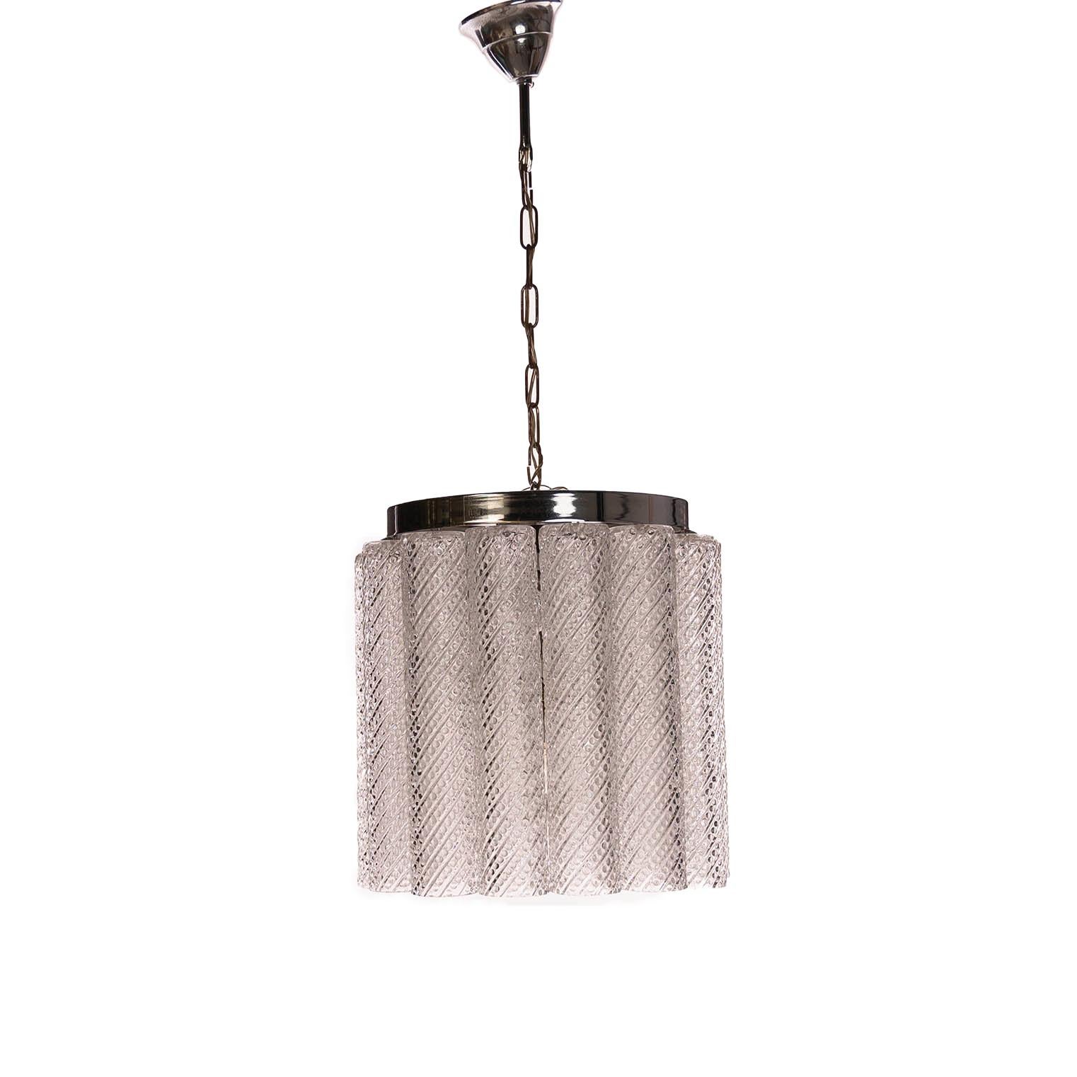 Ciondolo elegante e raffinato con 14 tubi di vetro lunghi 28 cm ciascuno, con motivo a spirale con puntini dall'alto verso il basso. Adatto a 4 lampadine.