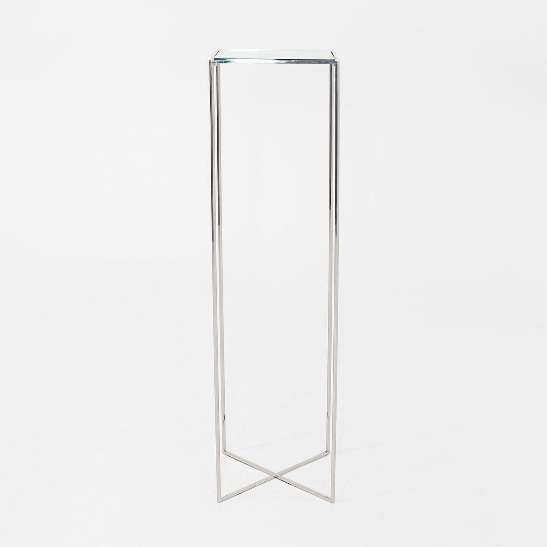 Si tratta di un tavolo con piedistallo minimalista prodotto negli anni '70. Il tavolo è composto da un piano quadrato in vetro trasparente che poggia su una base in acciaio cromato.

Il tavolo misura circa 14 pollici di lunghezza, 14 pollici di