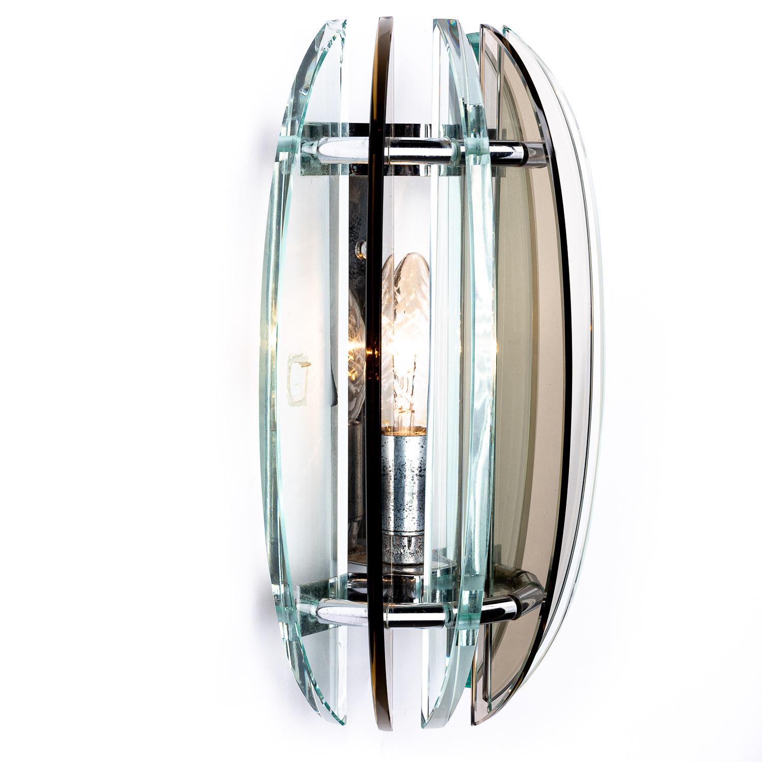 Italian 1970s Glass and Metal Walls light by Veca  For Sale