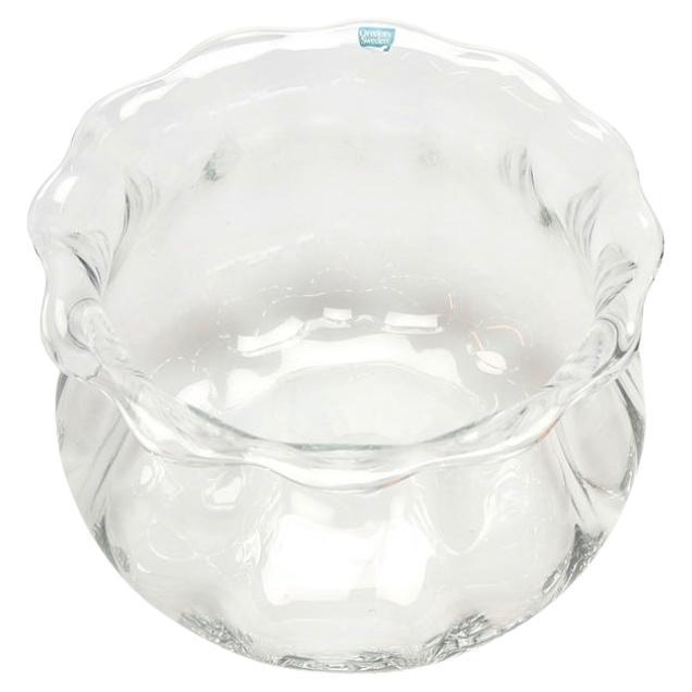 Anni '70, Svezia. La ciotola in vetro presenta un caratteristico design increspato che esemplifica l'esperienza di Orrefors nella lavorazione del vetro. Sul bordo è presente una sottile etichetta Orrefors che ne autentica l'origine. 