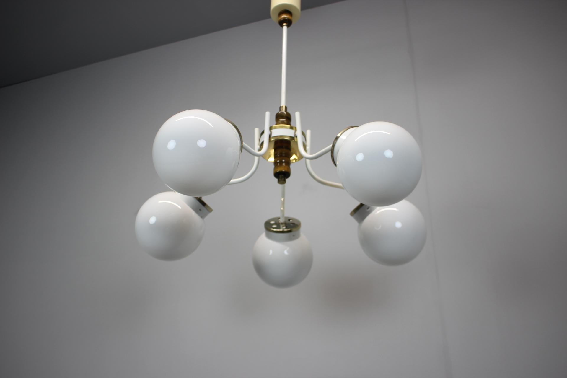 - Pulito e ricablato
- 5x, lampadina E26-E27
- Compatibile con il cablaggio degli Stati Uniti
- Piccoli segni d'uso