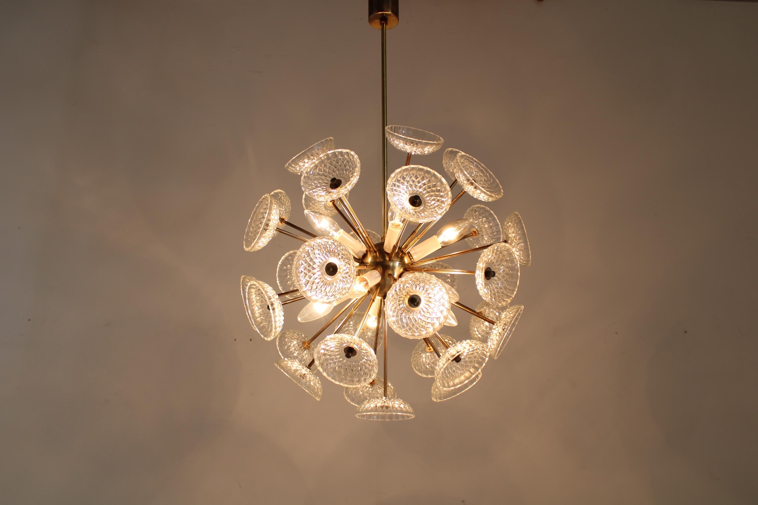 Lampadario Dandelion in vetro anni '70 con finitura in ottone di Kamenicky Senov in vendita 3