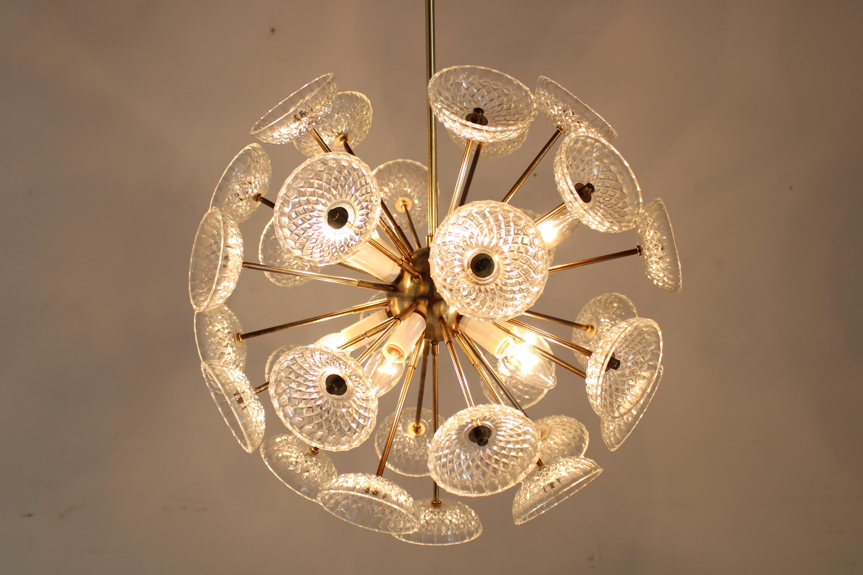 Lampadario Dandelion in vetro anni '70 con finitura in ottone di Kamenicky Senov in vendita 4