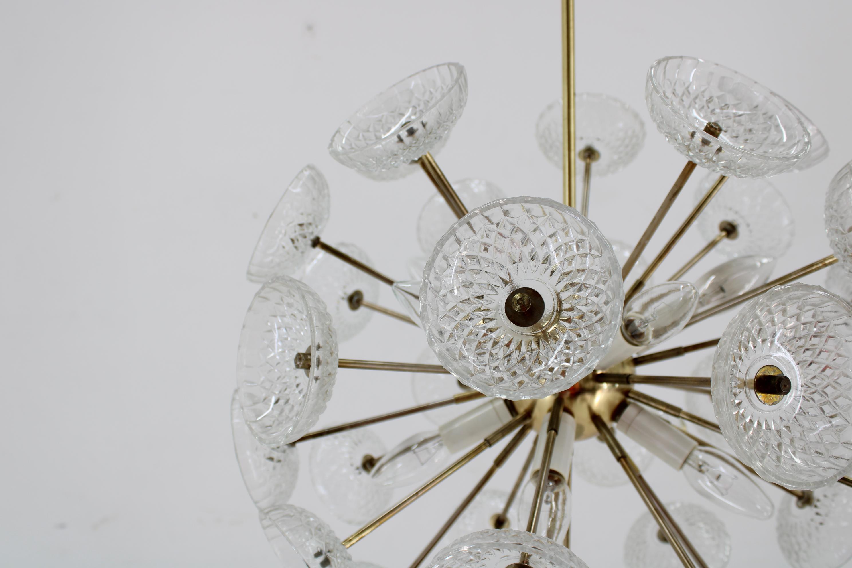 Ceco Lampadario Dandelion in vetro anni '70 con finitura in ottone di Kamenicky Senov in vendita