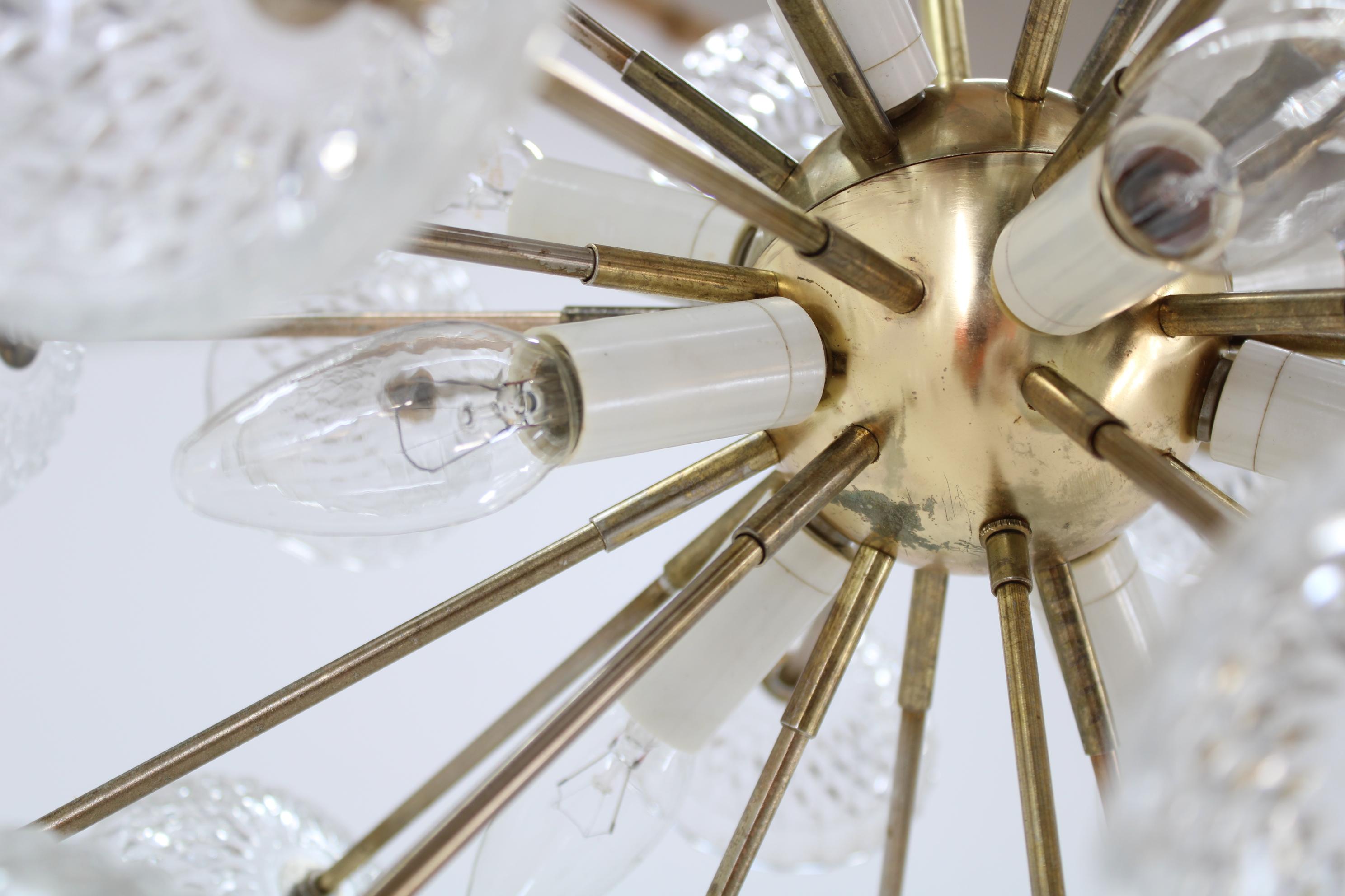 Lampadario Dandelion in vetro anni '70 con finitura in ottone di Kamenicky Senov in vendita 1
