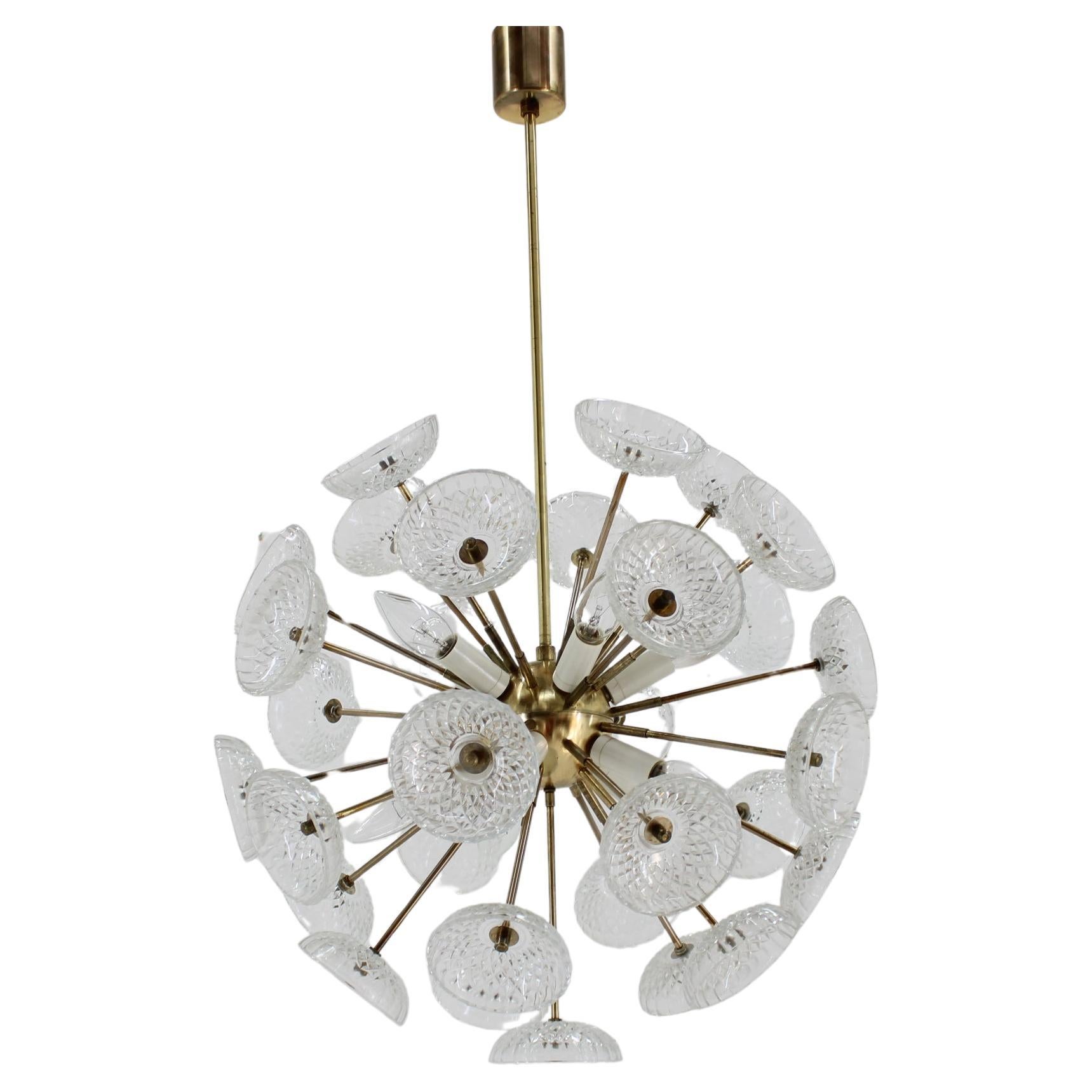 Lampadario Dandelion in vetro anni '70 con finitura in ottone di Kamenicky Senov in vendita