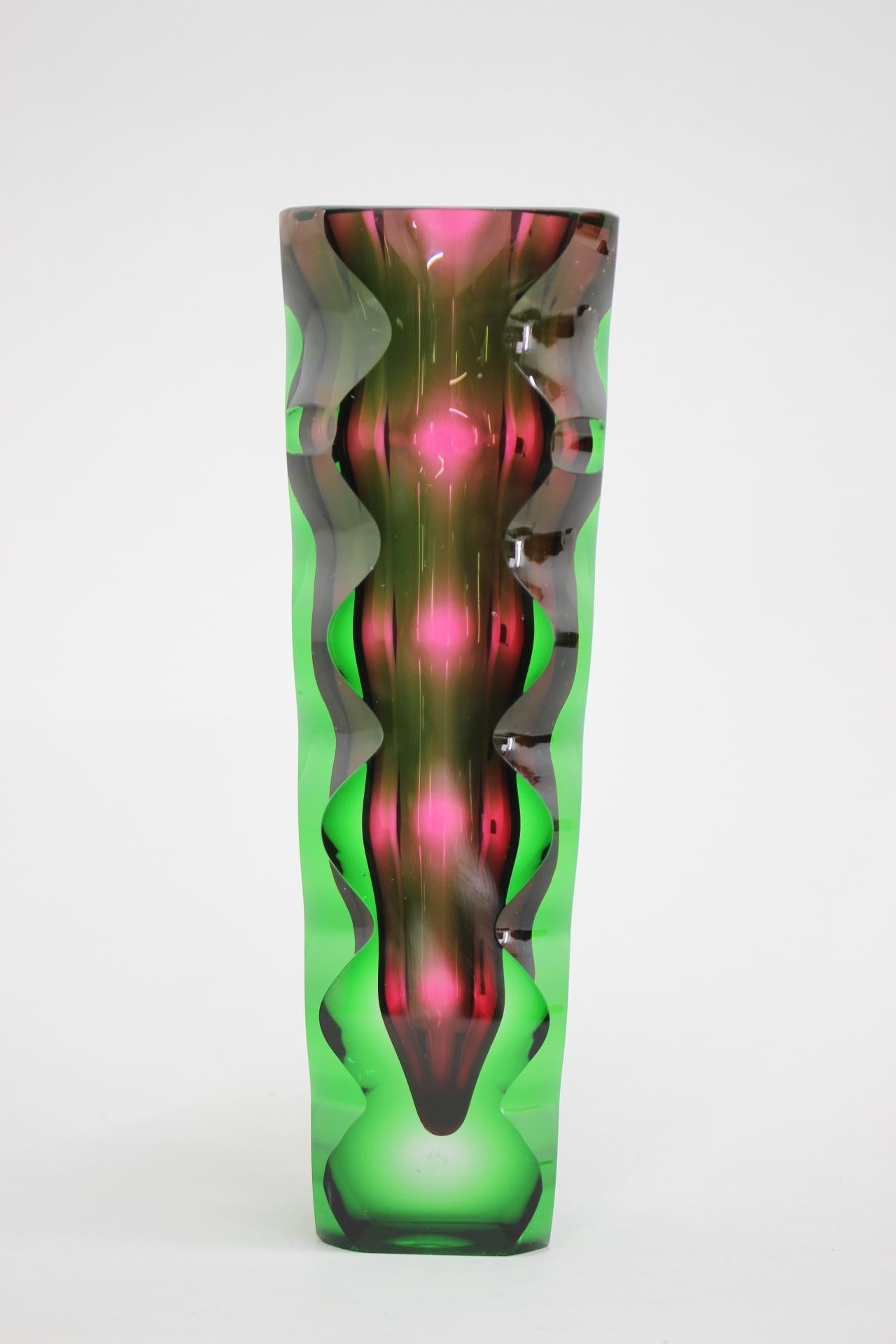 Mid-Century Modern Vase en verre au design des années 1970 par Oldrich Lipsky, Tchécoslovaquie en vente