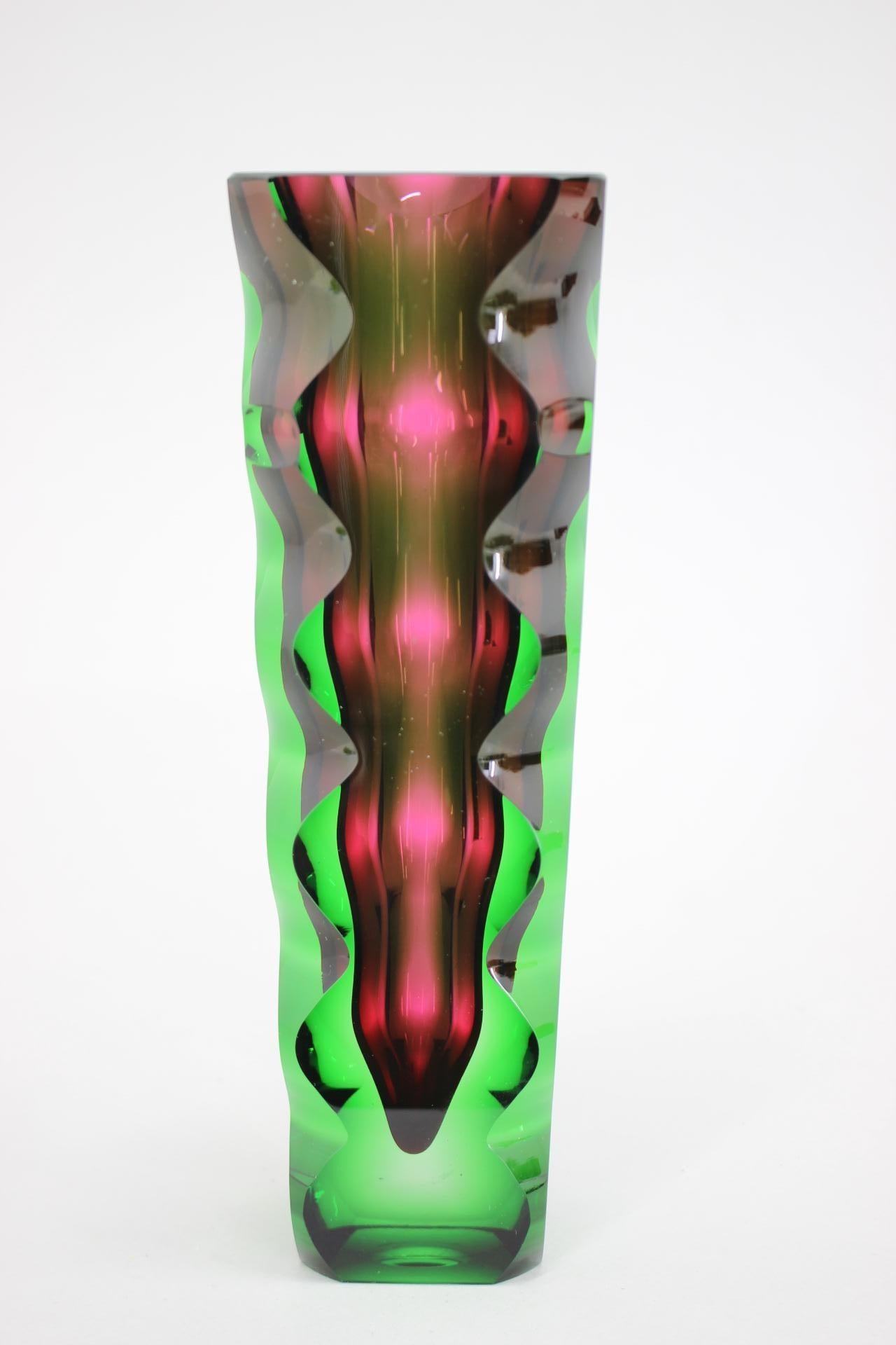 Fin du 20e siècle Vase en verre au design des années 1970 par Oldrich Lipsky, Tchécoslovaquie en vente