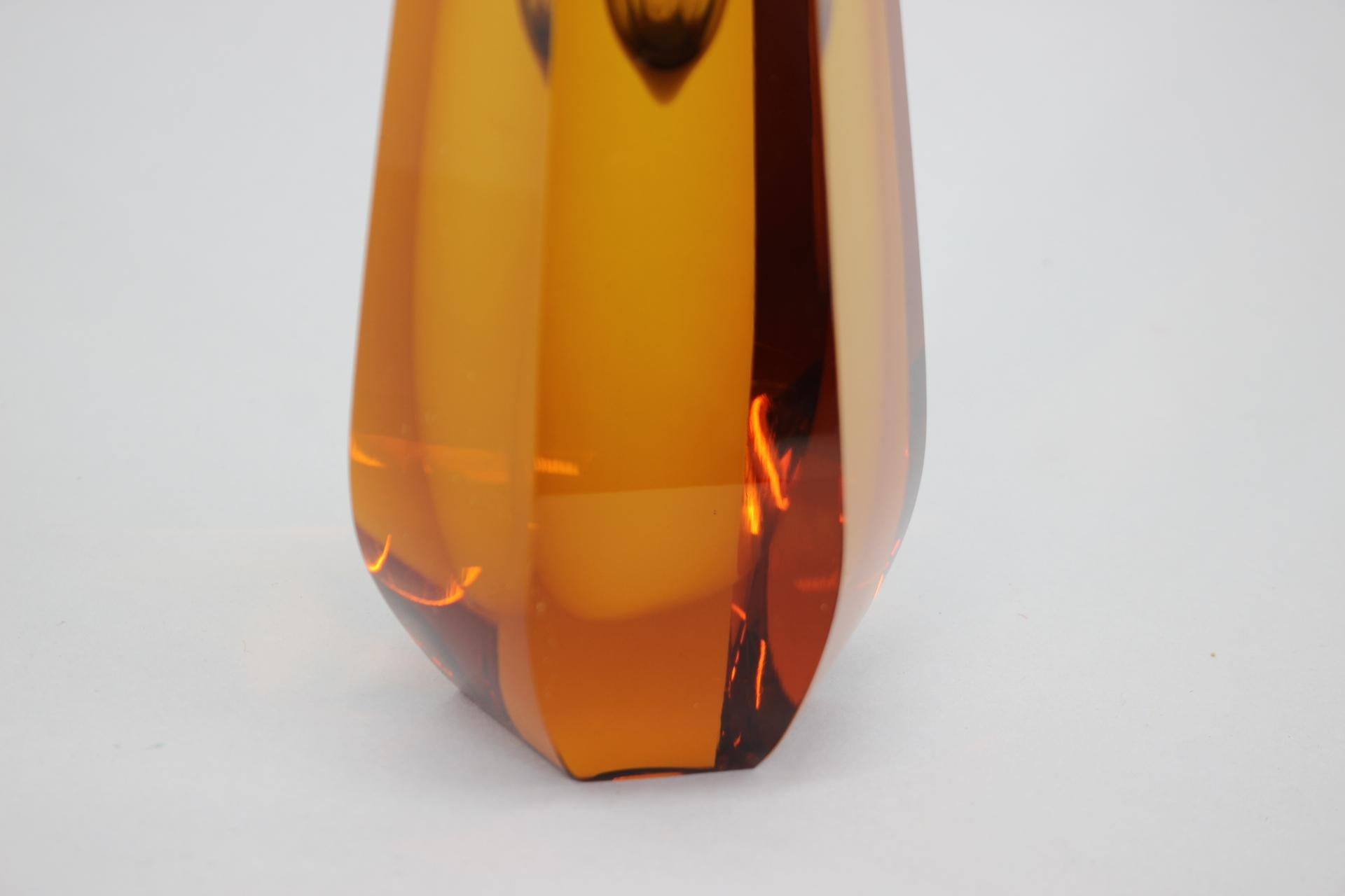 Vase en verre au design des années 1970 par Pavel Hlava, Tchécoslovaquie Bon état à Praha, CZ