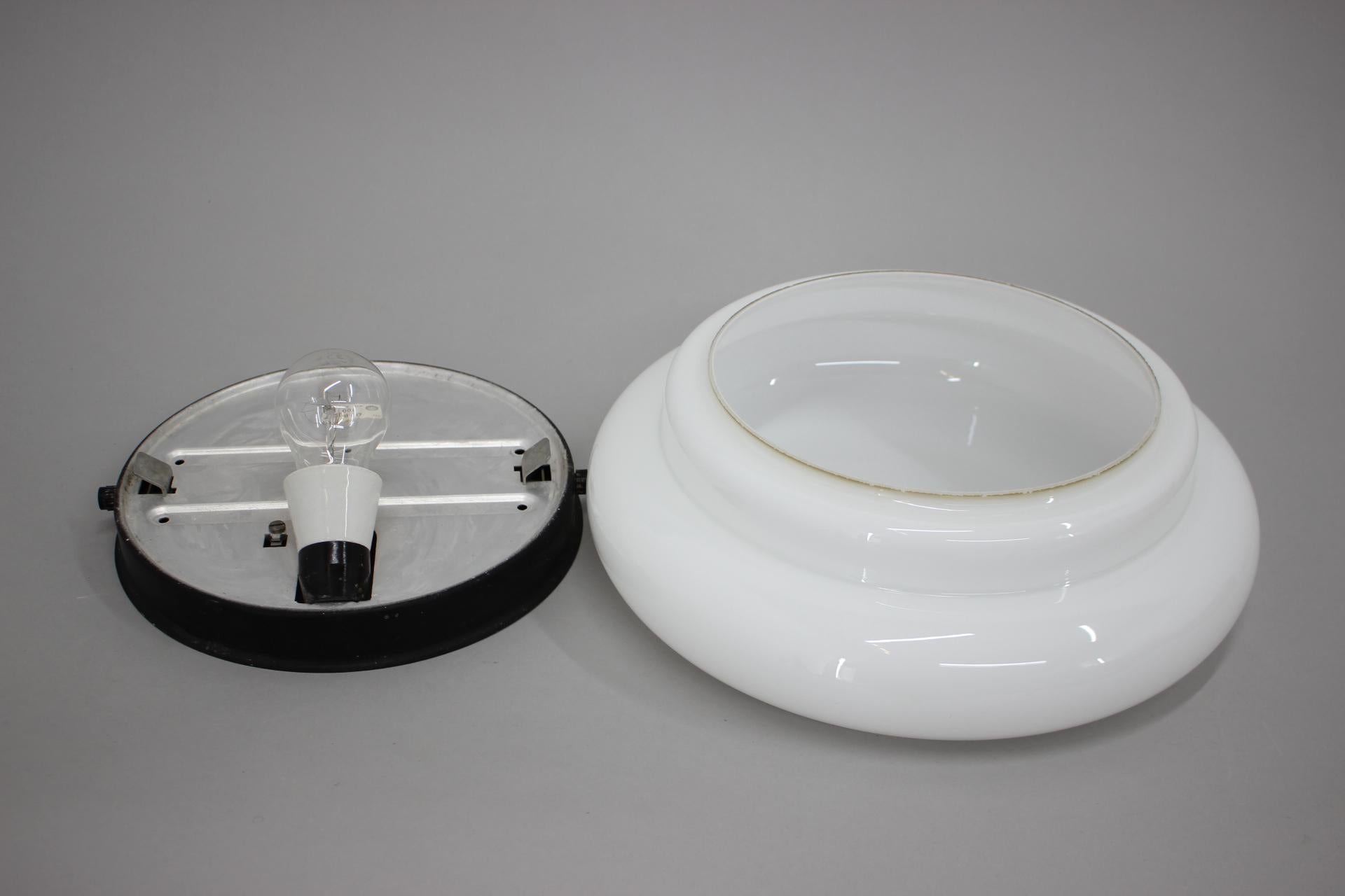 1970er Jahre Glass Flush Mount Light Tschechoslowakei, bis zu 5 Pieces im Zustand „Gut“ im Angebot in Praha, CZ