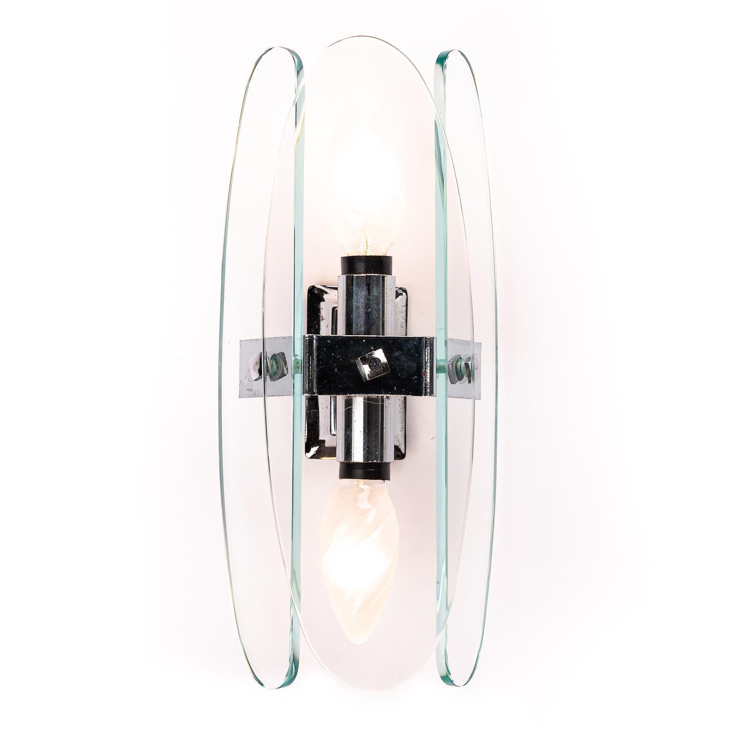 Dies ist ein außergewöhnliches Stück des Designers Veca aus Italien. Drei klare Glaskeile mit Lamellen, die zwei E14-Glühbirnen umgeben.