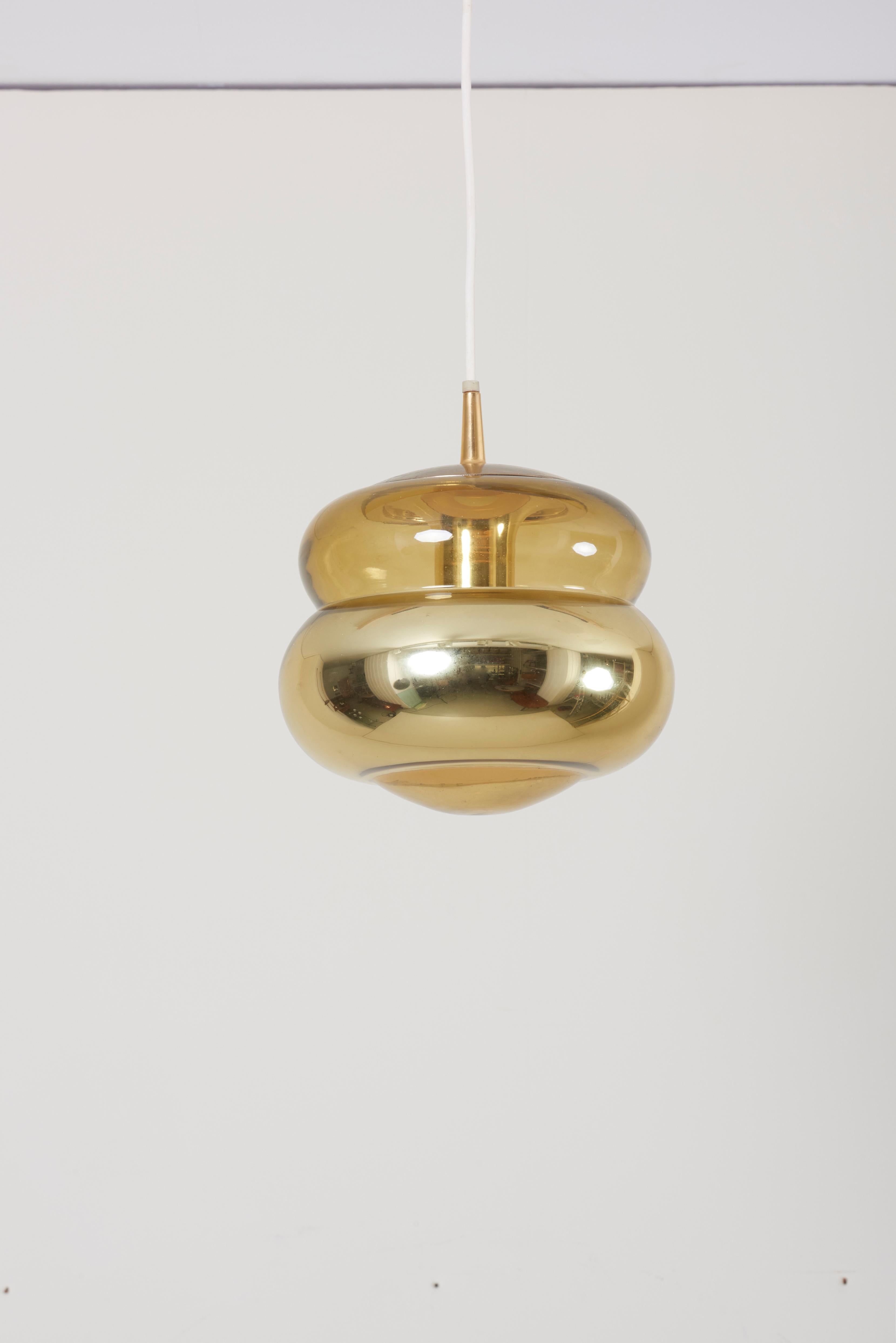 Pendant lamp from the 1970s in golden glass.
Some of gold inside is going off the glass but it still a very nice lamp and is not visible from all sides.
1 x E27 / A bulb.

To be on the safe side, the lamp should be checked locally by a specialist