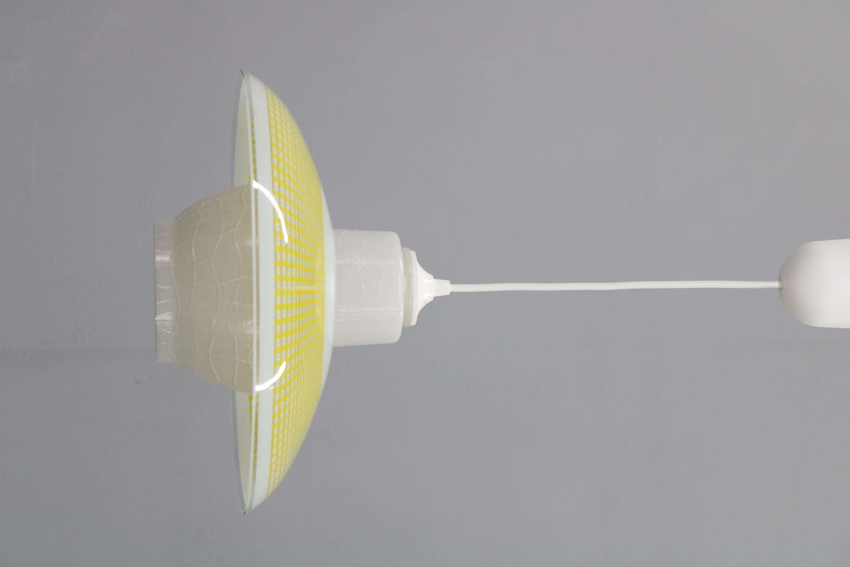 - Pulito e ricablato
- 1x, lampadine E26-E27
- Compatibile con il cablaggio degli Stati Uniti