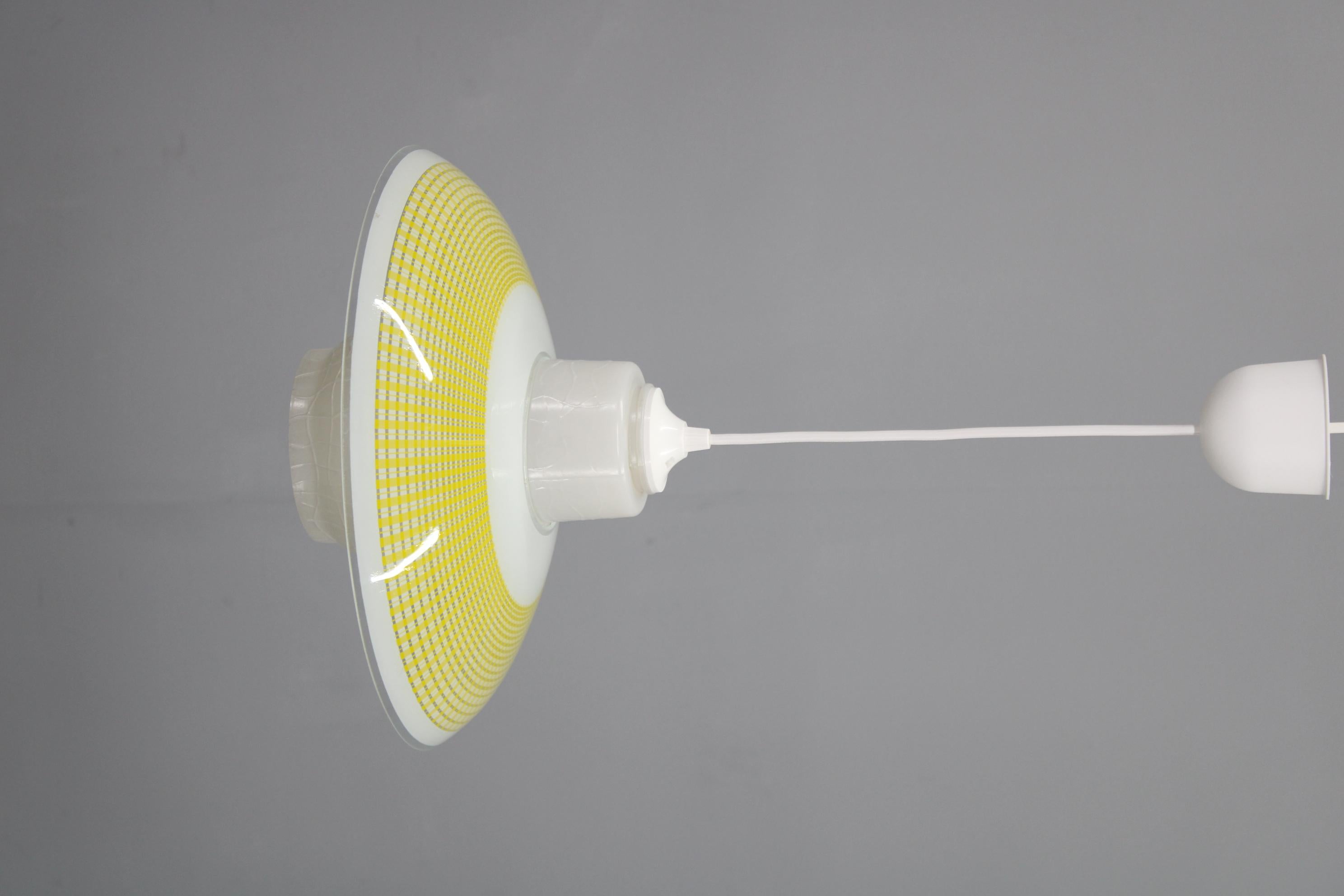 Mid-Century moderno Lampada a sospensione in vetro degli anni '70, Cecoslovacchia in vendita