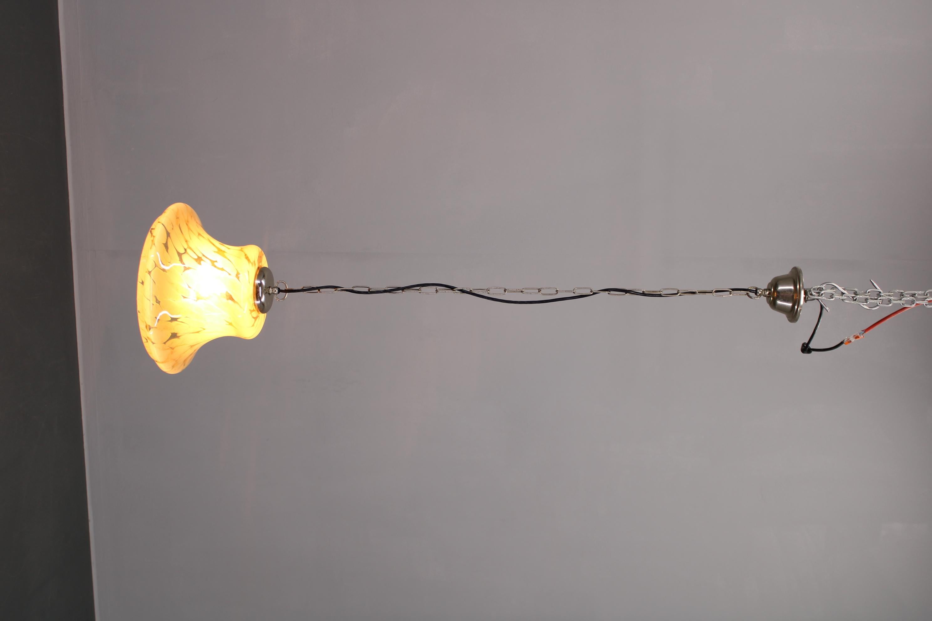 Lampada a sospensione in vetro degli anni '70, Cecoslovacchia In condizioni buone in vendita a Praha, CZ