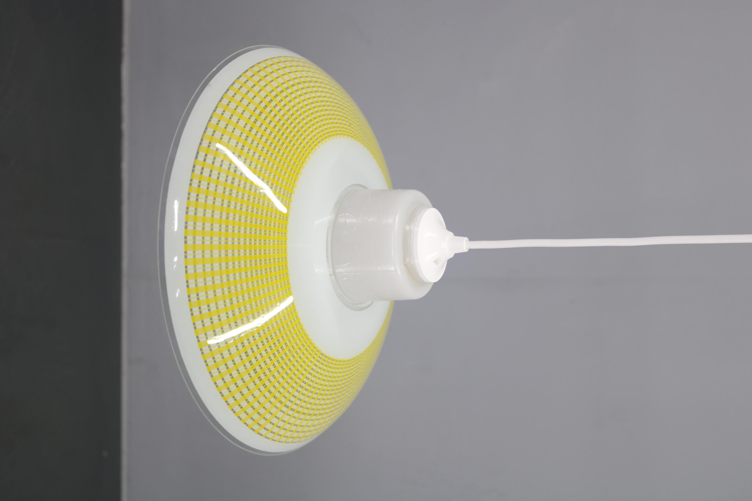 Lampada a sospensione in vetro degli anni '70, Cecoslovacchia In condizioni buone in vendita a Praha, CZ