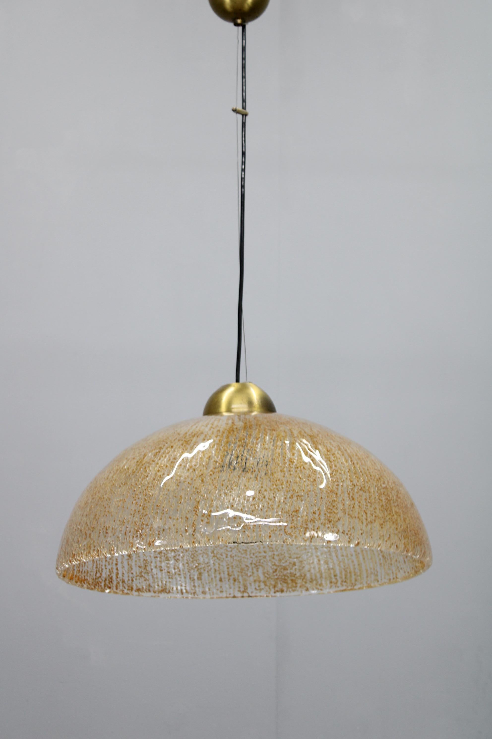 1970er Glas-Pendelleuchte , Italien (Moderne der Mitte des Jahrhunderts) im Angebot