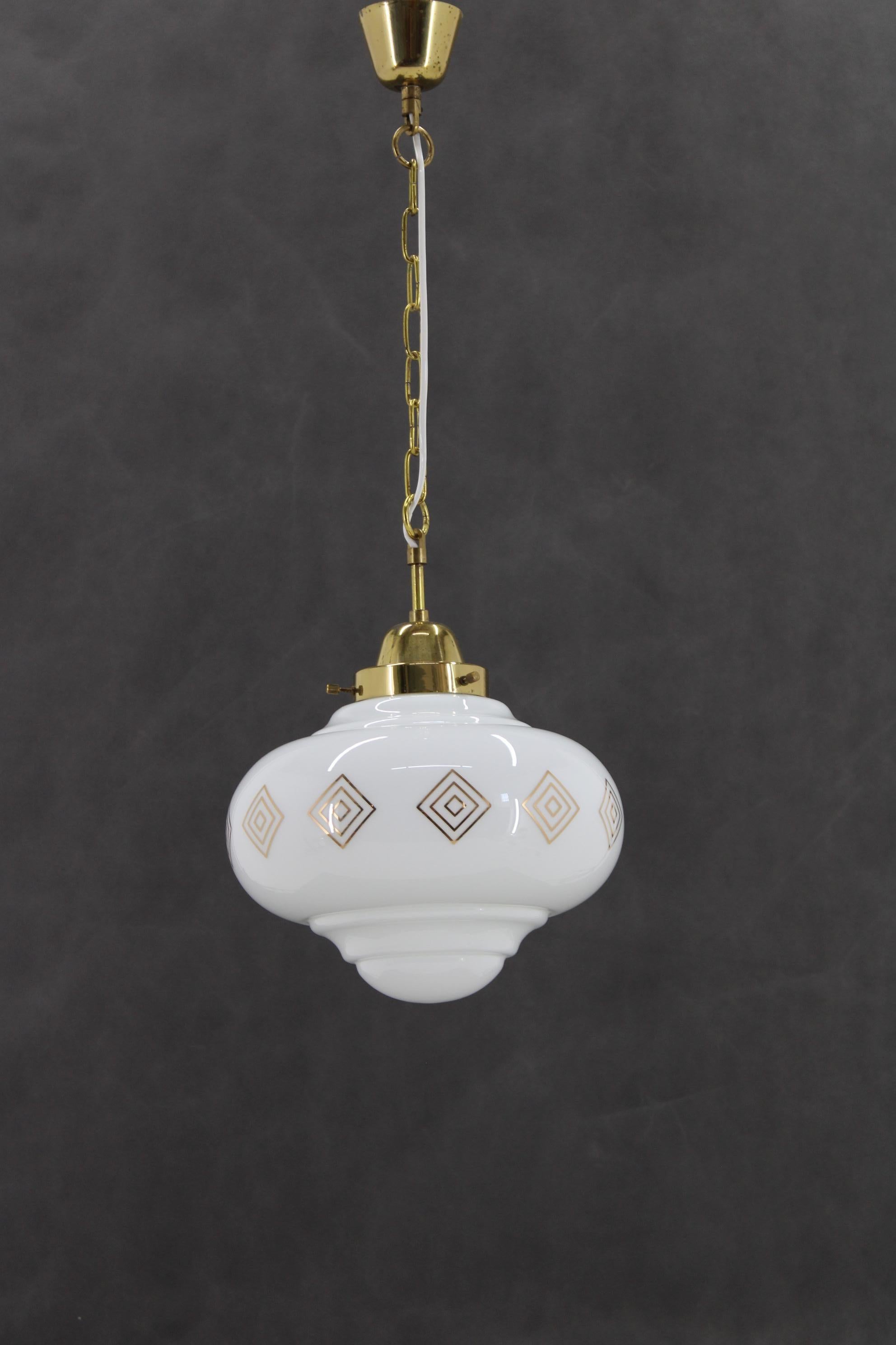 - buone condizioni originali con lievi segni d'uso 
- Pulito e rilucidato 
- Compatibile con il cablaggio degli Stati Uniti 
- 1 lampadina E26-E27