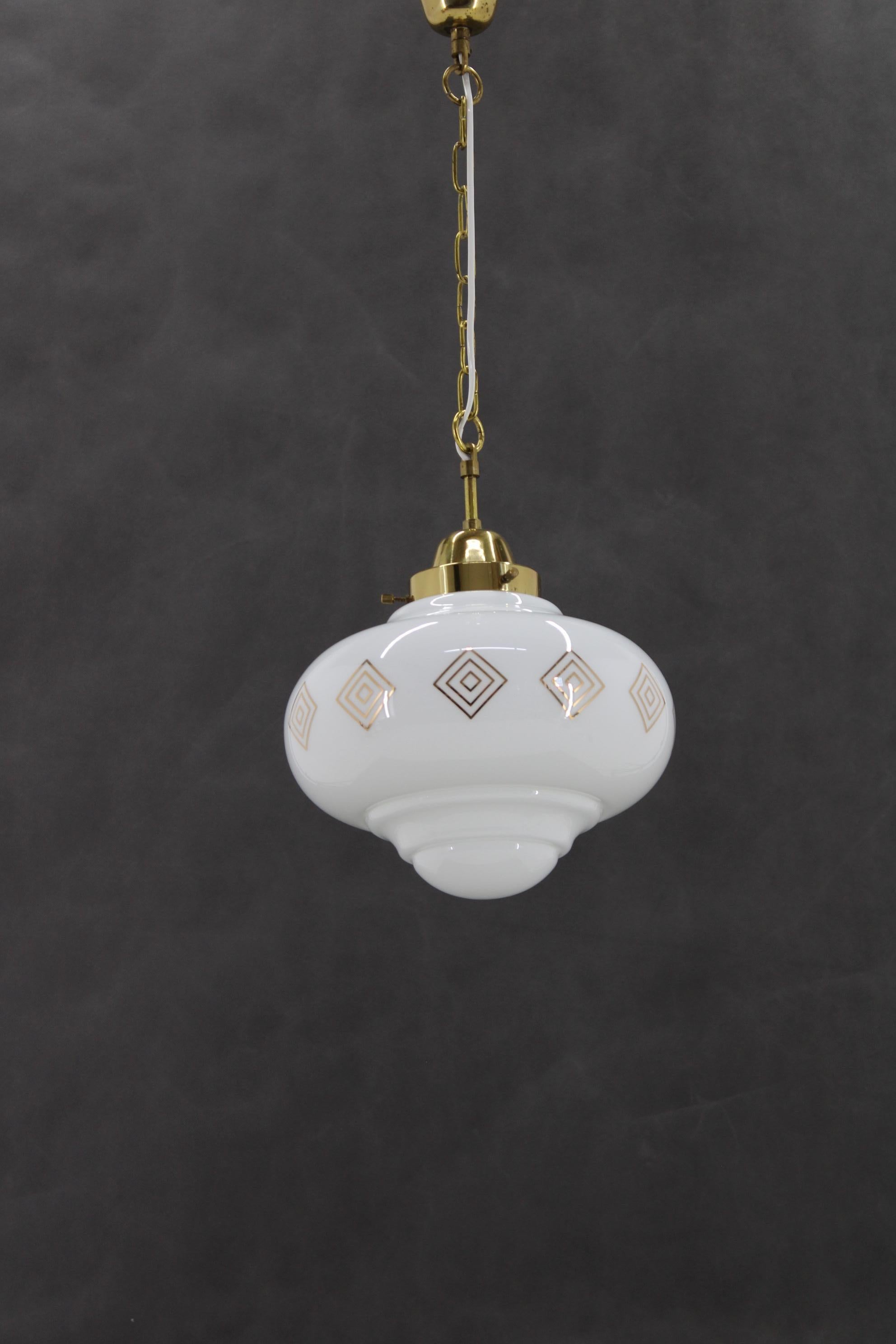 Mid-Century moderno Lampada a sospensione in vetro anni '70 con catena in ottone, Cecoslovacchia in vendita