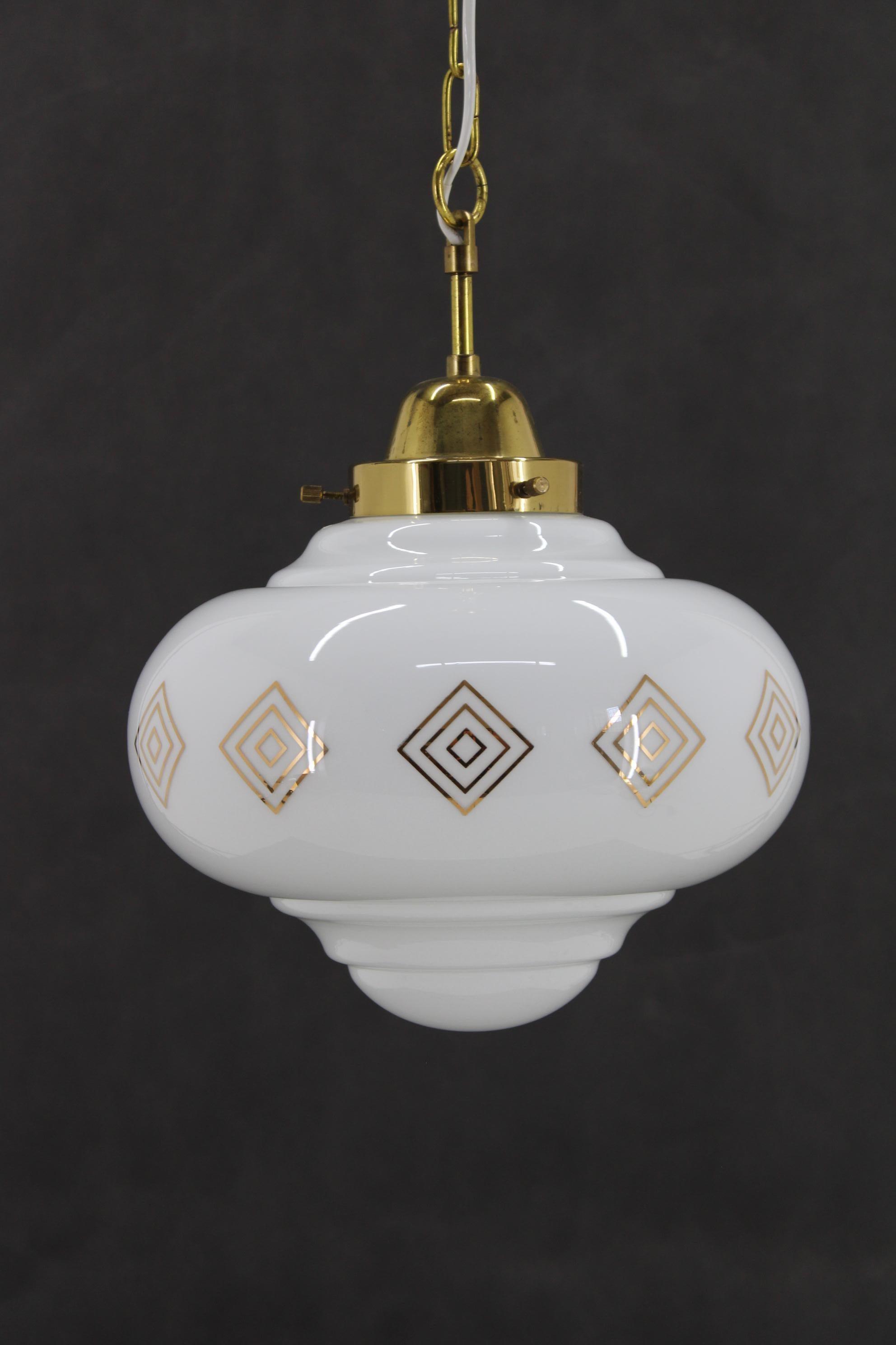 Lampada a sospensione in vetro anni '70 con catena in ottone, Cecoslovacchia In condizioni buone in vendita a Praha, CZ