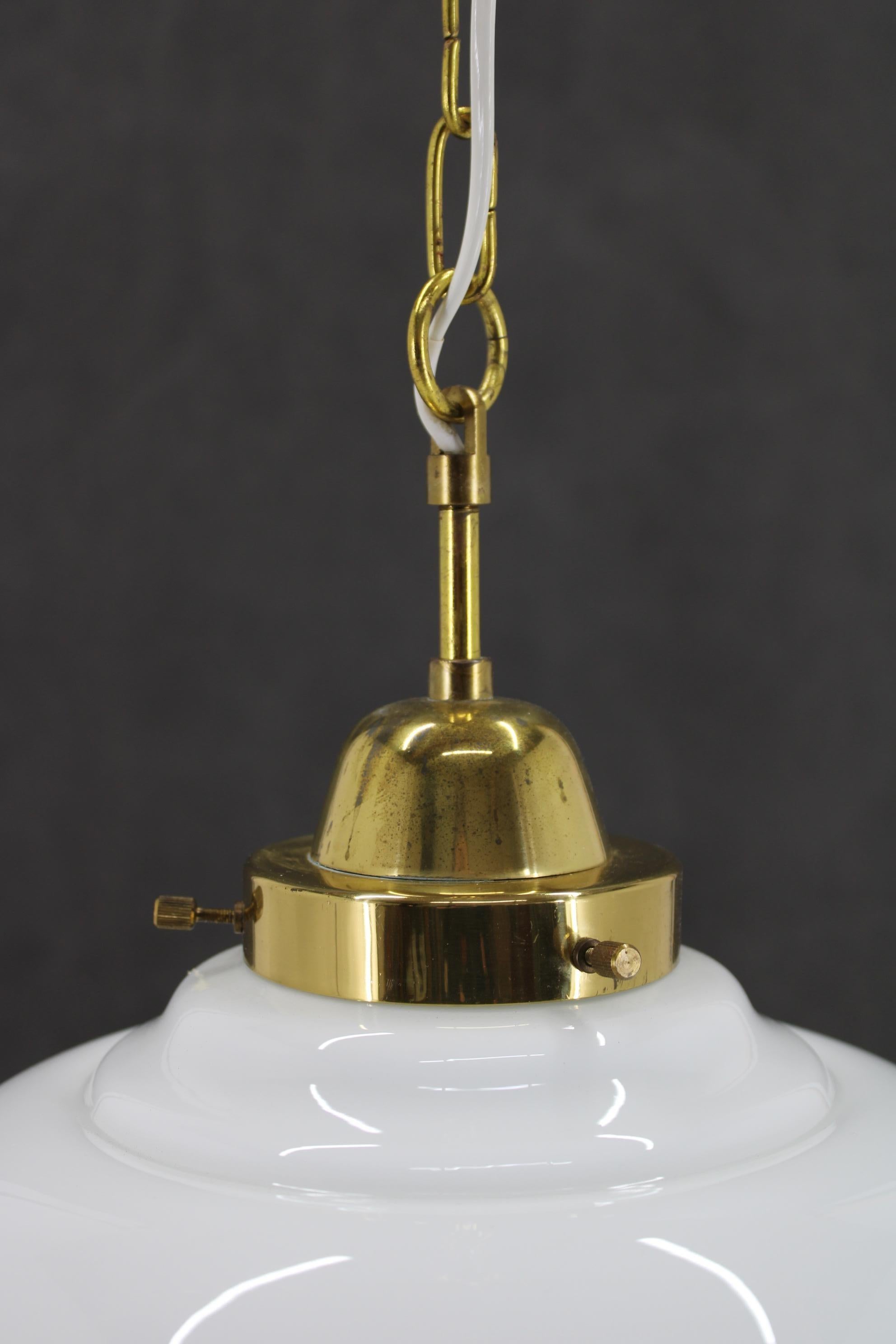 XX secolo Lampada a sospensione in vetro anni '70 con catena in ottone, Cecoslovacchia in vendita