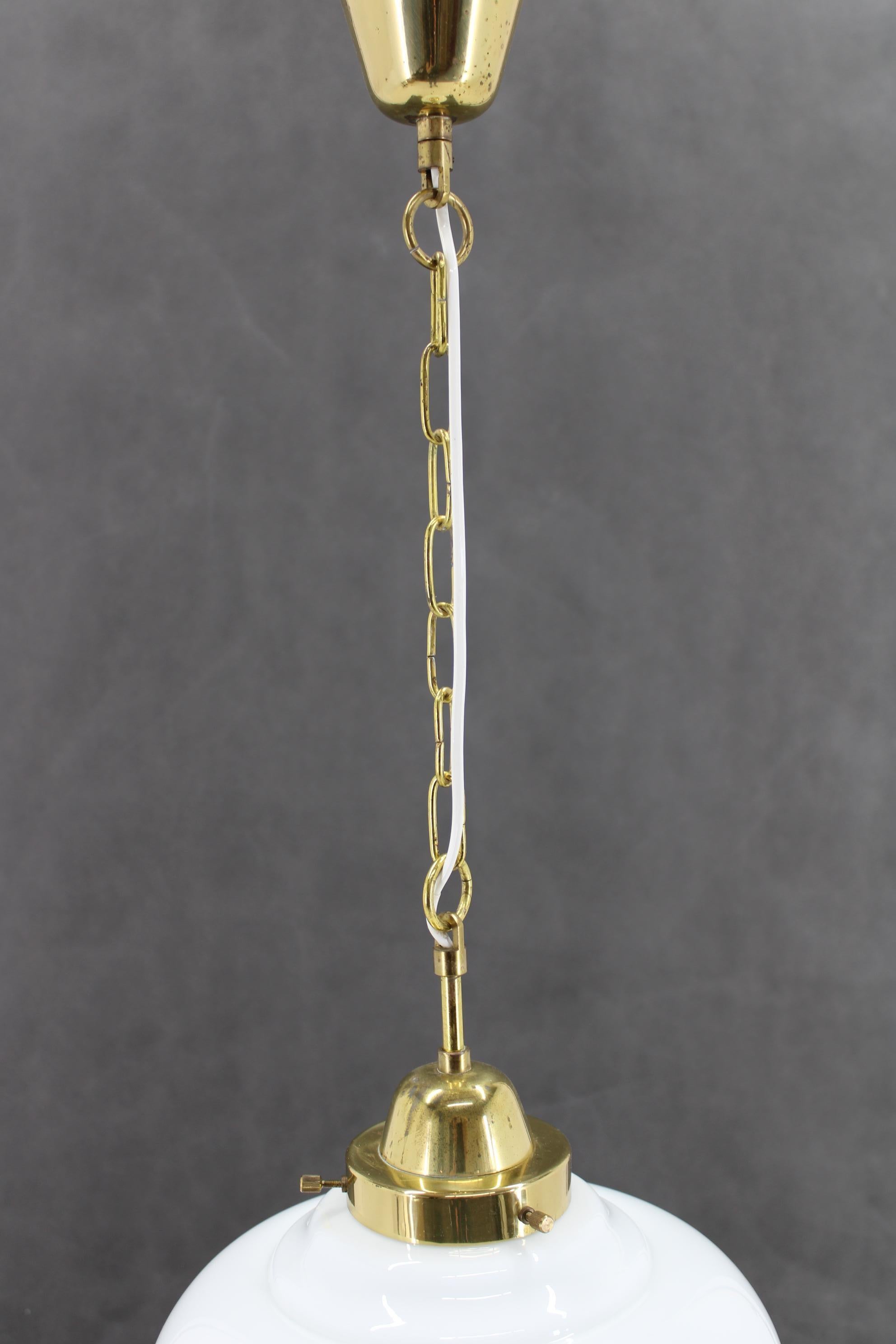 Ottone Lampada a sospensione in vetro anni '70 con catena in ottone, Cecoslovacchia in vendita