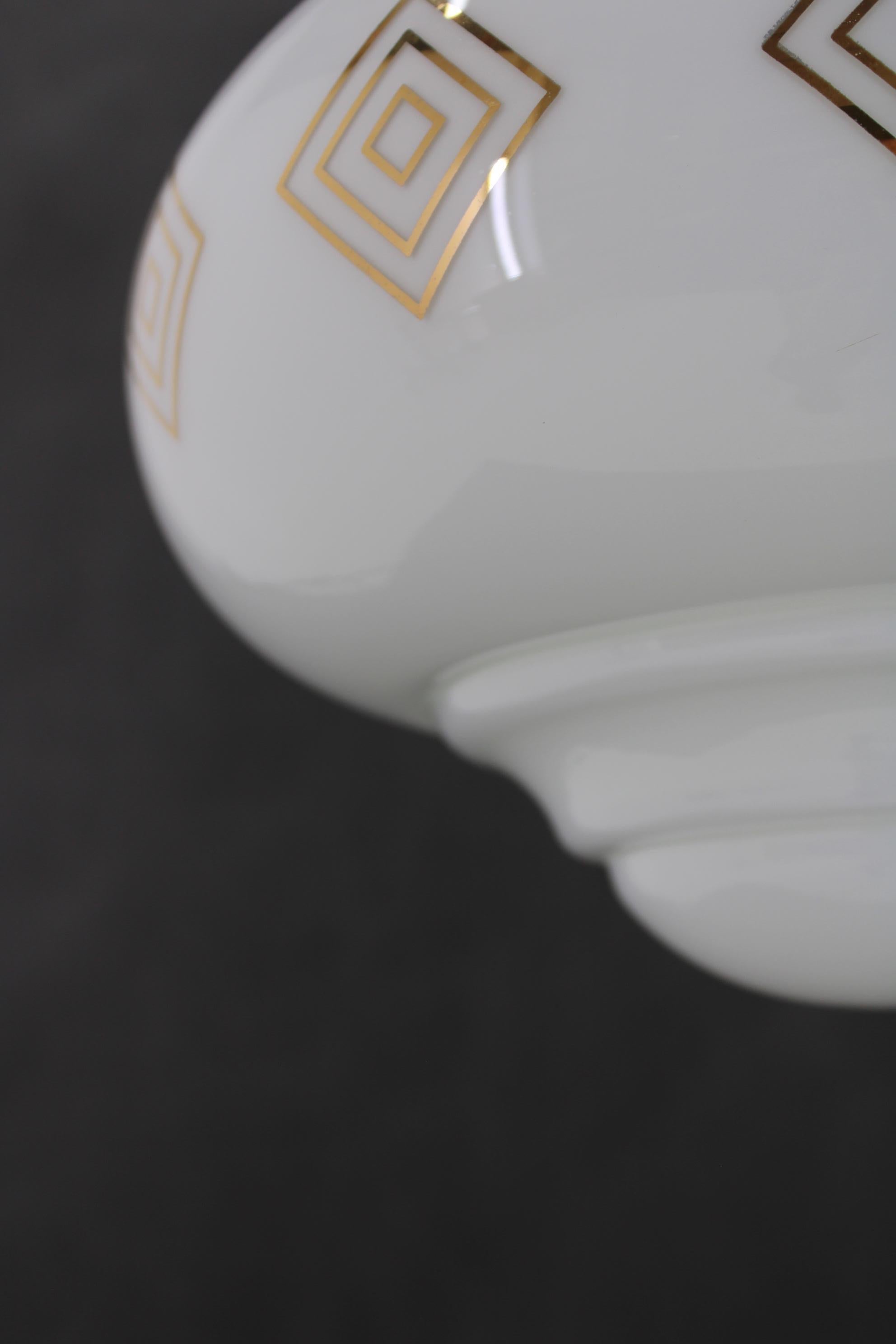 Lampada a sospensione in vetro anni '70 con catena in ottone, Cecoslovacchia in vendita 1